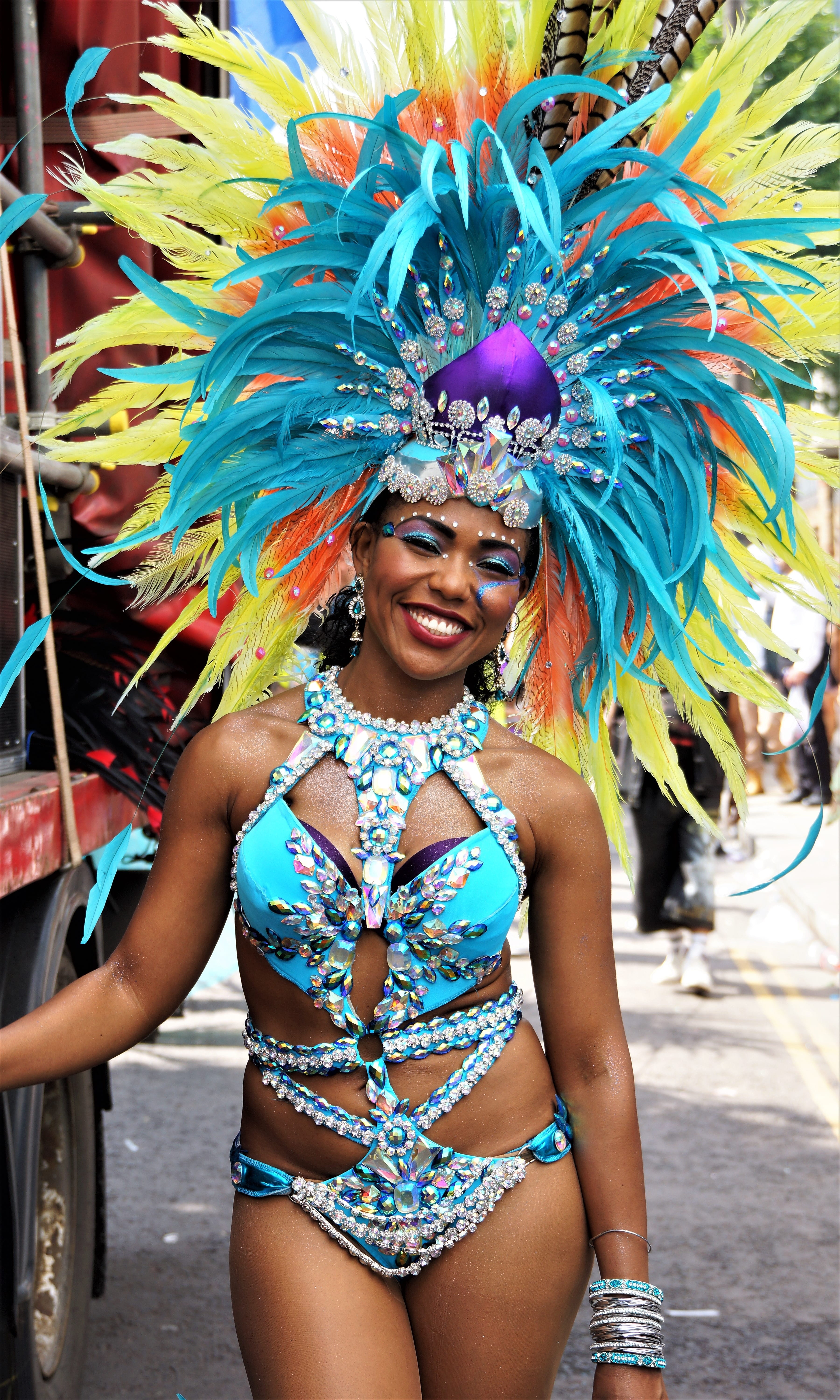 dancing, leisure activity, enjoyment, lifestyles, headgear, parade, performer, three quarter length, feather, notting hill, beautiful woman, happiness, Phone HD Wallpaper