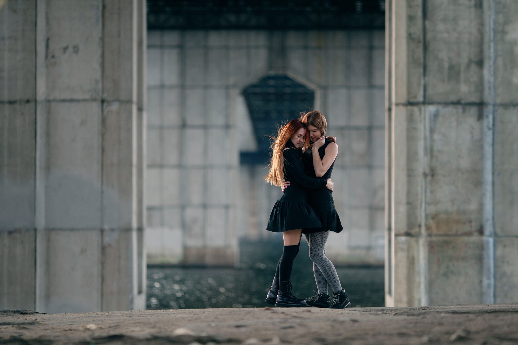 brunette, boots, 1080P, hugging, model, thigh-highs, black clothing, redhead, two women, women, windy, HD Wallpaper