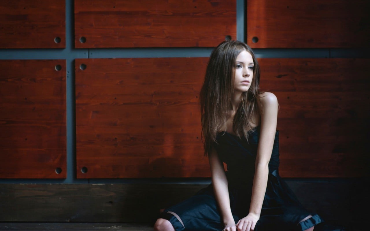 hairstyle, long hair, women, three quarter length, lifestyles, one person, Ksenia Kokoreva, 720P, brunette, contemplation, clothing, looking at camera, HD Wallpaper