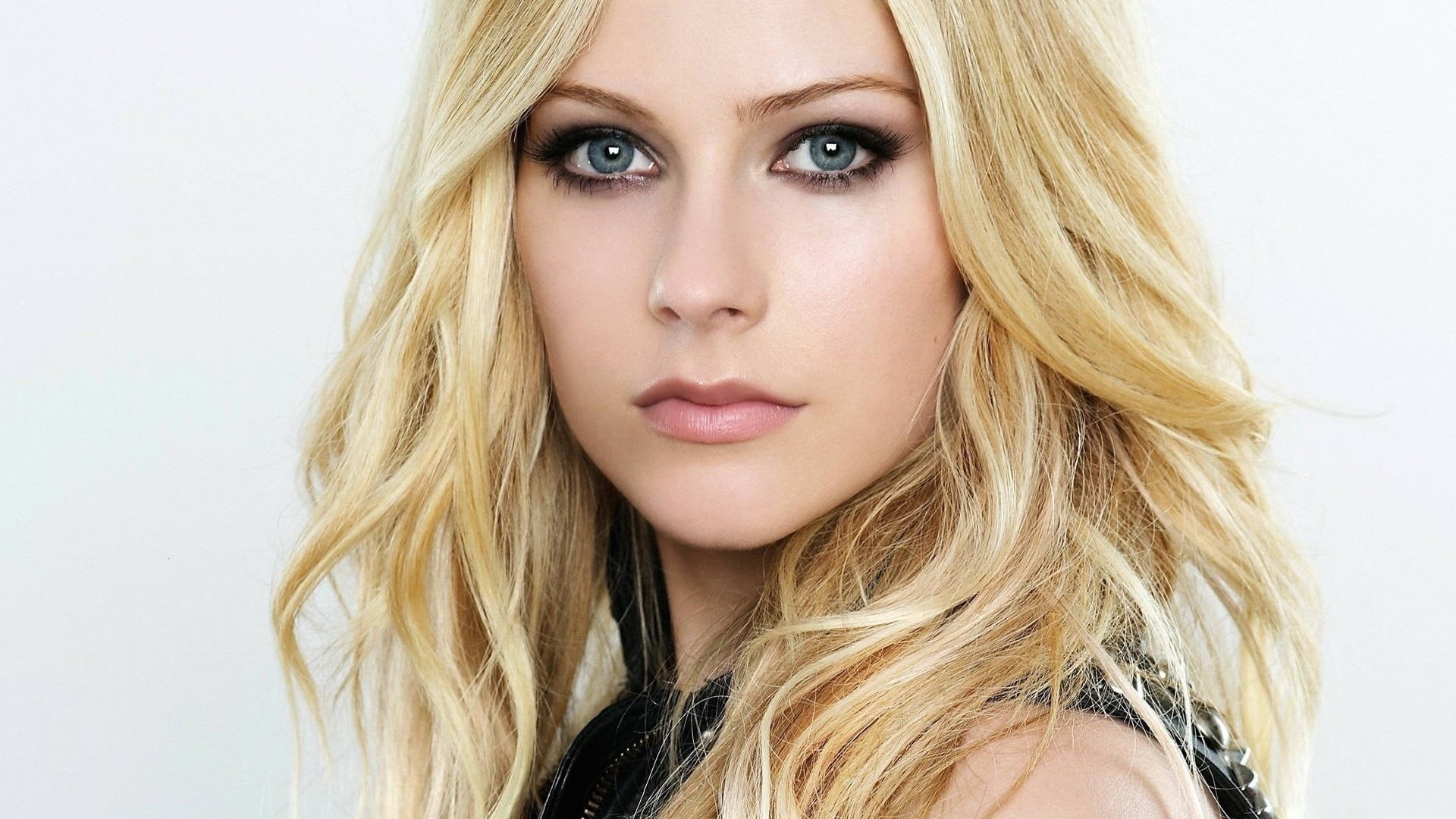 studio shot, beautiful woman, fashion, looking at camera, one person, celebrity, face, long hair, indoors, human hair, Avril Lavigne, young adult, beauty, HD Wallpaper