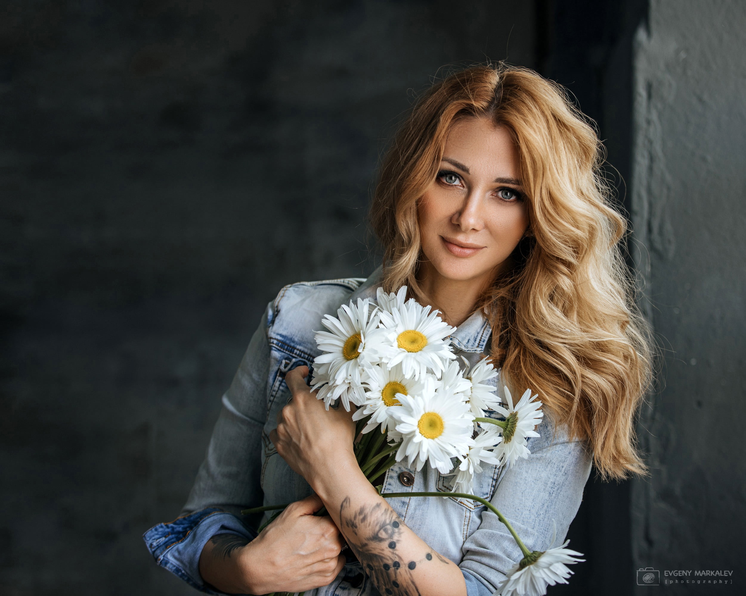 is, hairstyle, hands, model, keeps, redhead, dzhinsovka, tattoo, smile, Eugene Marklew, look, pose, Evgeny Markalev, portrait, bokeh, chamomile, bouquet, HD Wallpaper
