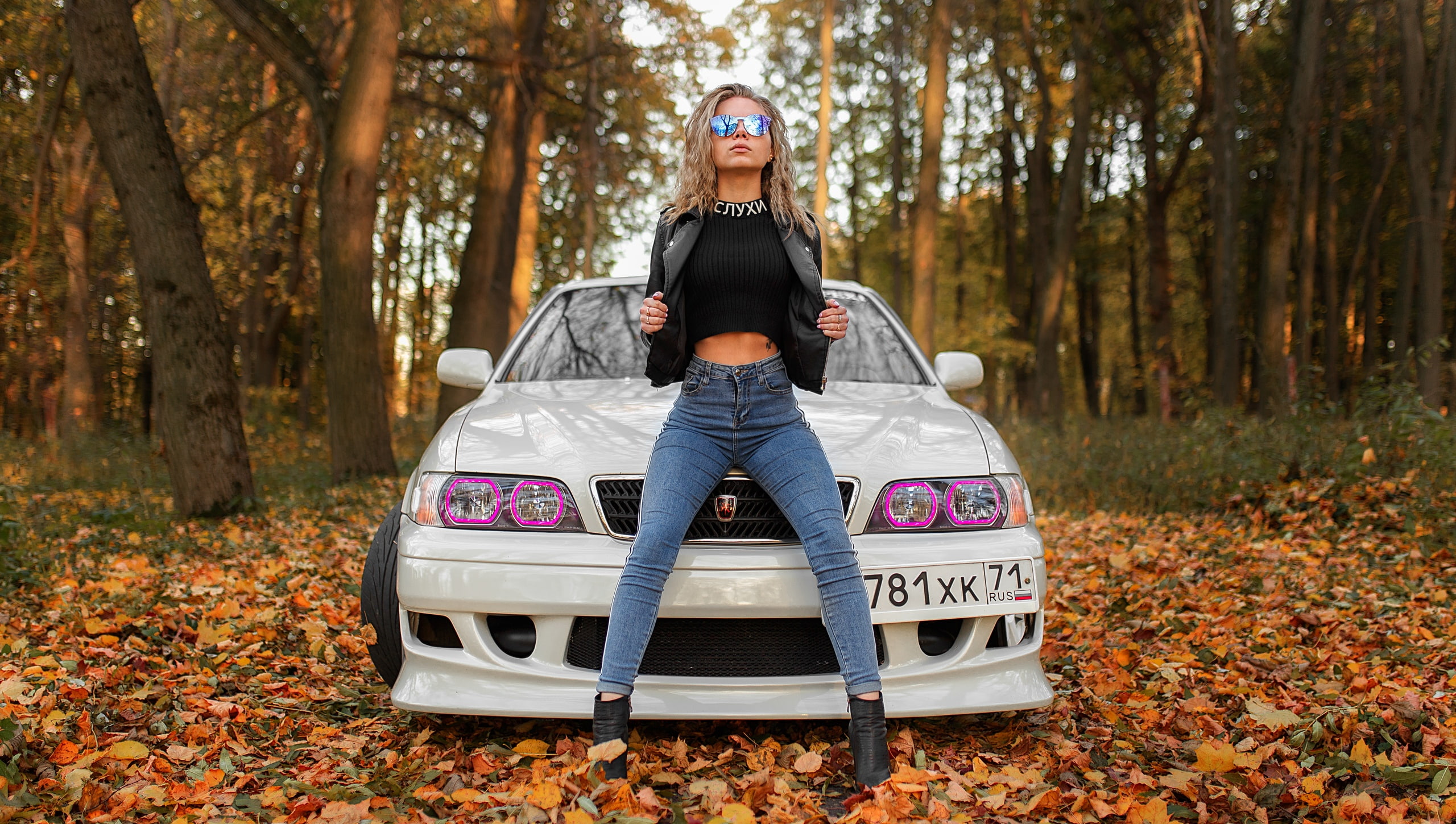 tattoo, women outdoors, portrait, women with cars, leaves, women, blonde, trees, 2K, leather jackets, jeans, sunglasses, HD Wallpaper