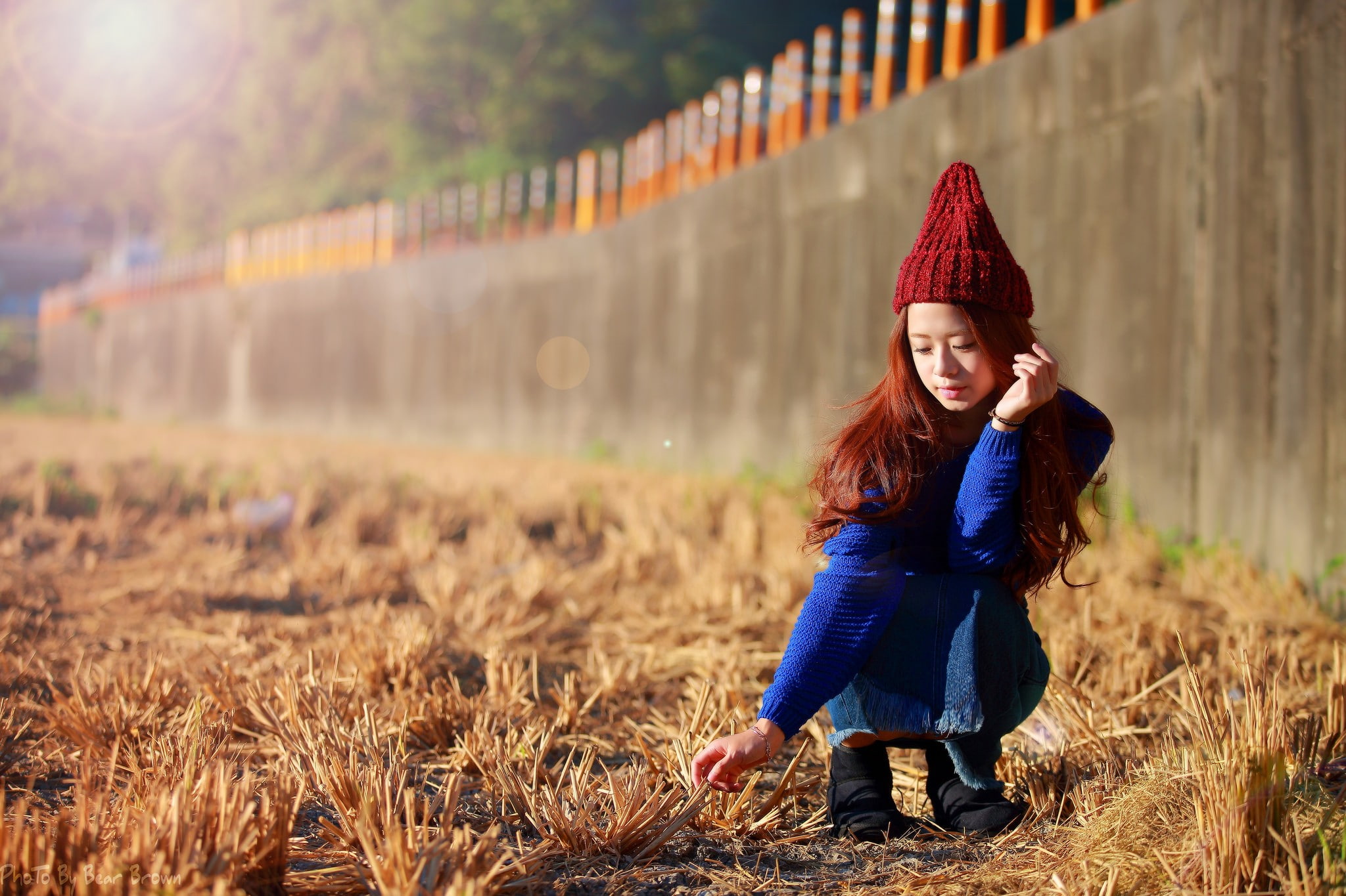 1080P, real people, one person, young adult, young women, hat, lifestyles, long hair, auburn hair, land, looking at camera, outdoors, field, redhead, women, HD Wallpaper