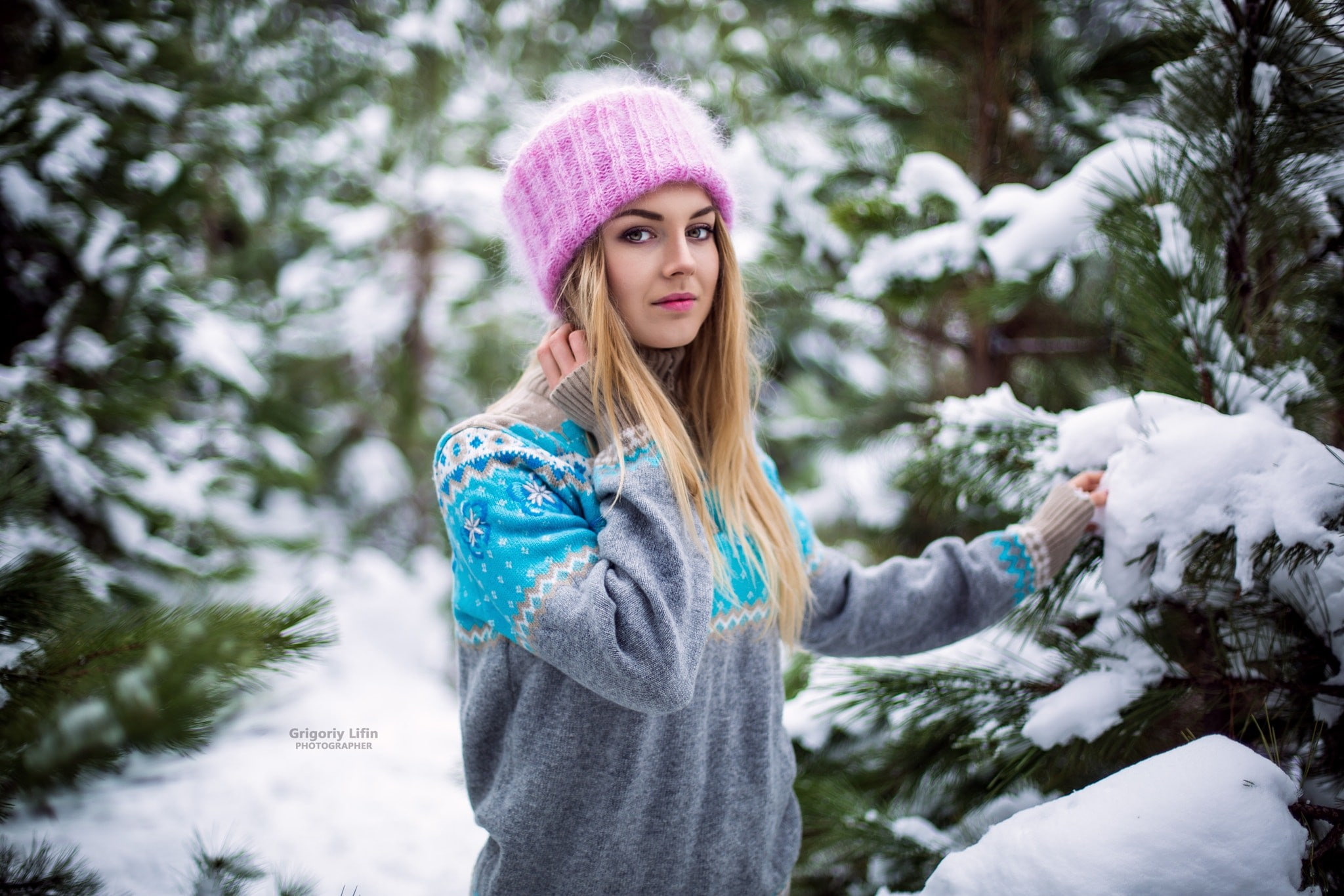 knit hat, young women, warm clothing, 1080P, women, nature, lifestyles, snow, blonde, hat, hairstyle, young adult, holiday, clothing, portrait, winter, HD Wallpaper