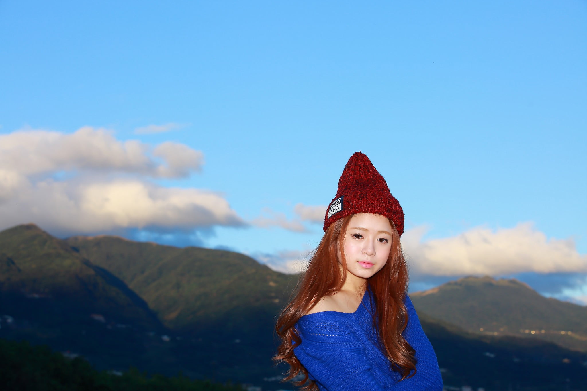 women outdoors, leisure activity, looking away, portrait, real people, auburn hair, non-urban scene, warm clothing, lifestyles, hat, mountain range, knit hat, HD Wallpaper