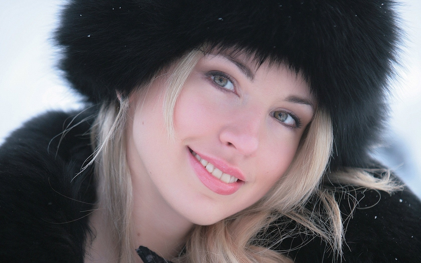 body part, smiling, beautiful woman, fur hat, lifestyles, women outdoors, hat, beauty, winter, real people, headshot, young adult, blonde, hood - clothing, HD Wallpaper