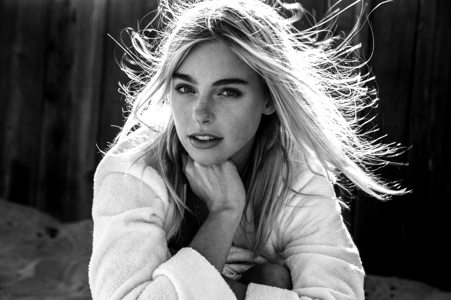 Elizabeth Turner, focus on foreground, looking at camera, headshot, women, 720P, portrait, casual clothing, contemplation, hairstyle, young women, women outdoors, HD Wallpaper