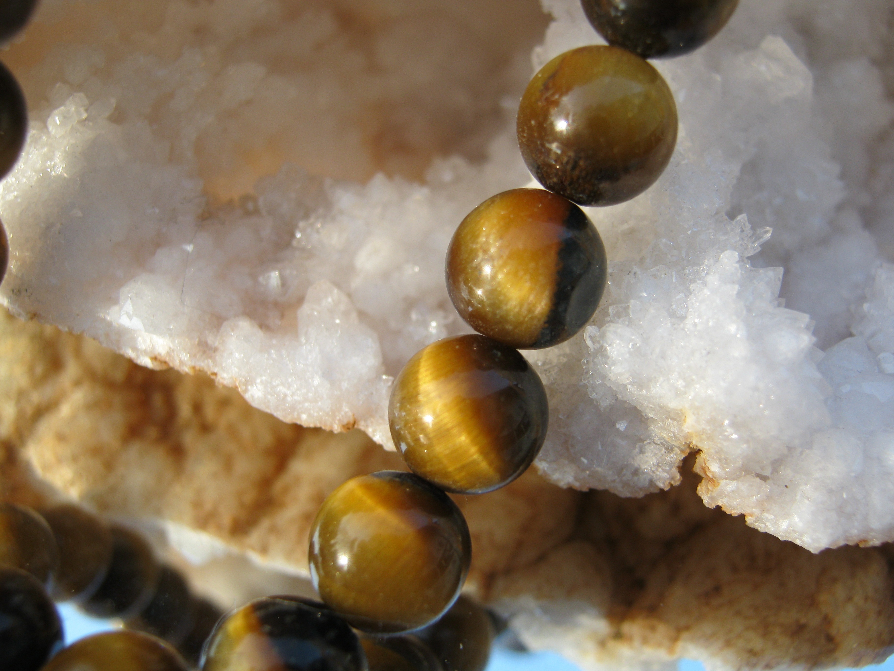 2K, gem, druze, animal wildlife, freshness, jewelry, chain, solid, quartz, indoors, white color, food, nature, seafood, rock, shell, focus on foreground, HD Wallpaper