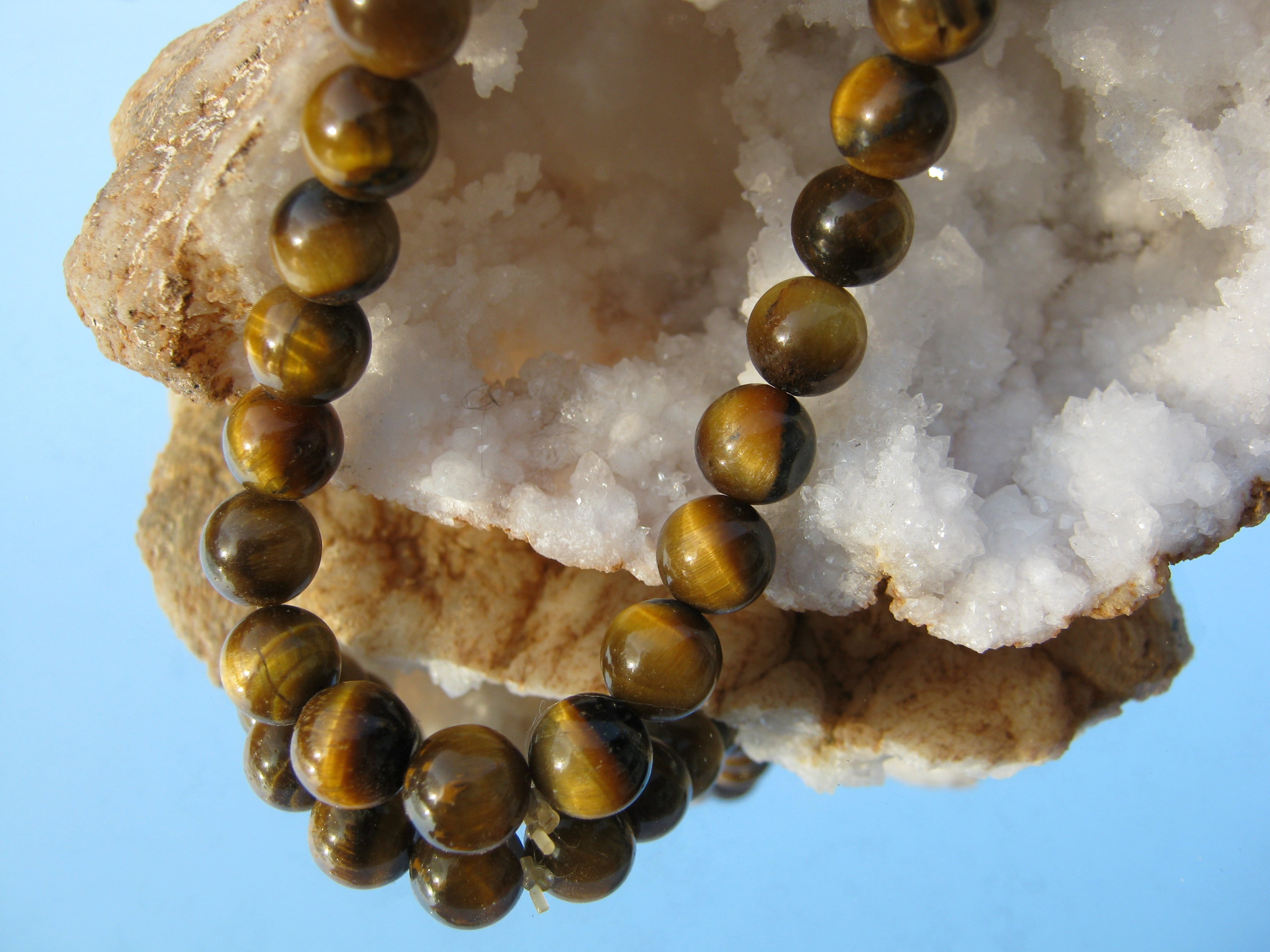 food and drink, personal accessory, halves, crystal, druze, gemstone, close-up, no people, jewellery, pearl jewelry, quartz, gem, indoors, studio shot, HD Wallpaper