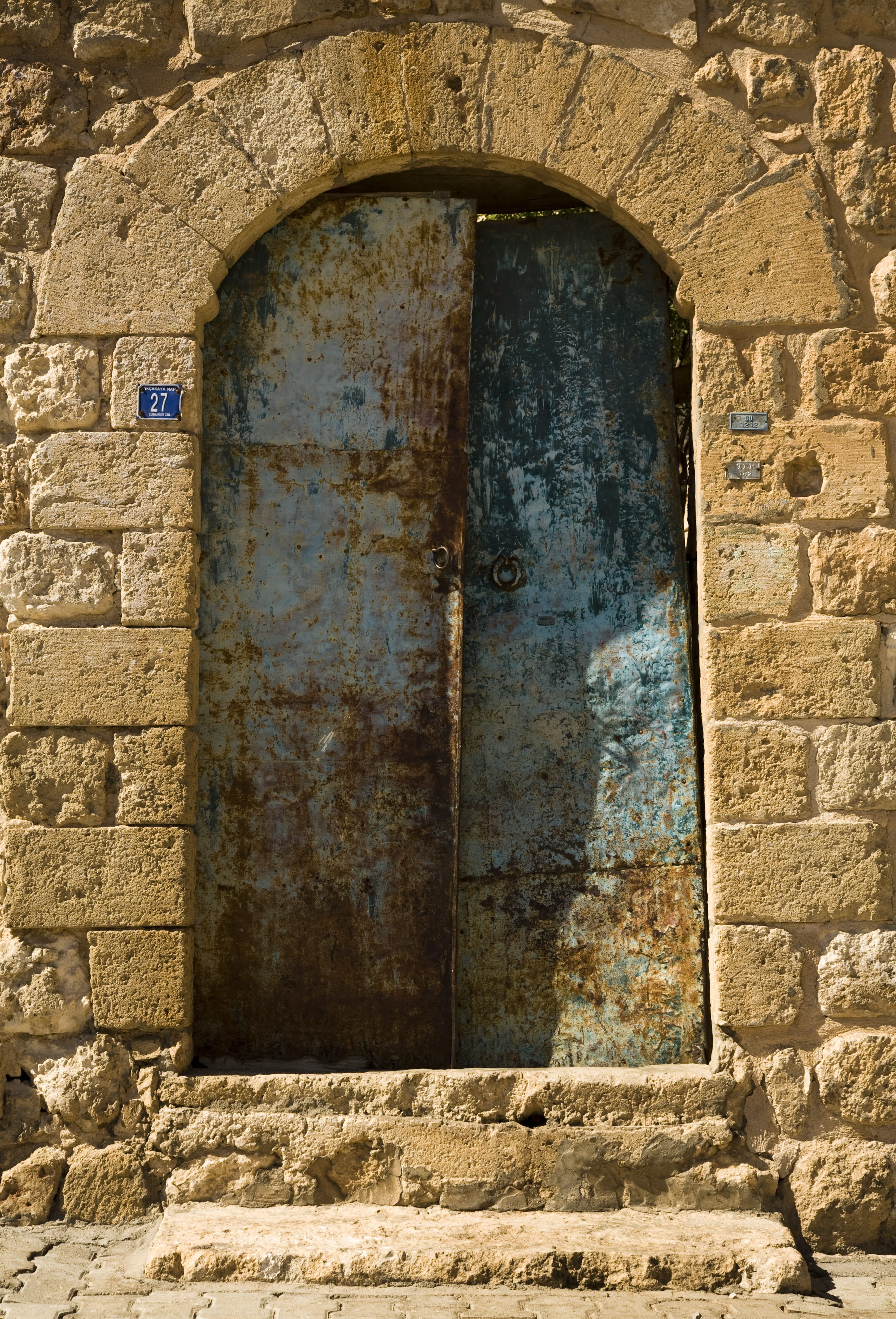 4K, no people, safety, wall - building feature, stone wall, protection, entrance, outdoors, history, city, door, mardin, midyat, built structure, the past, Phone HD Wallpaper