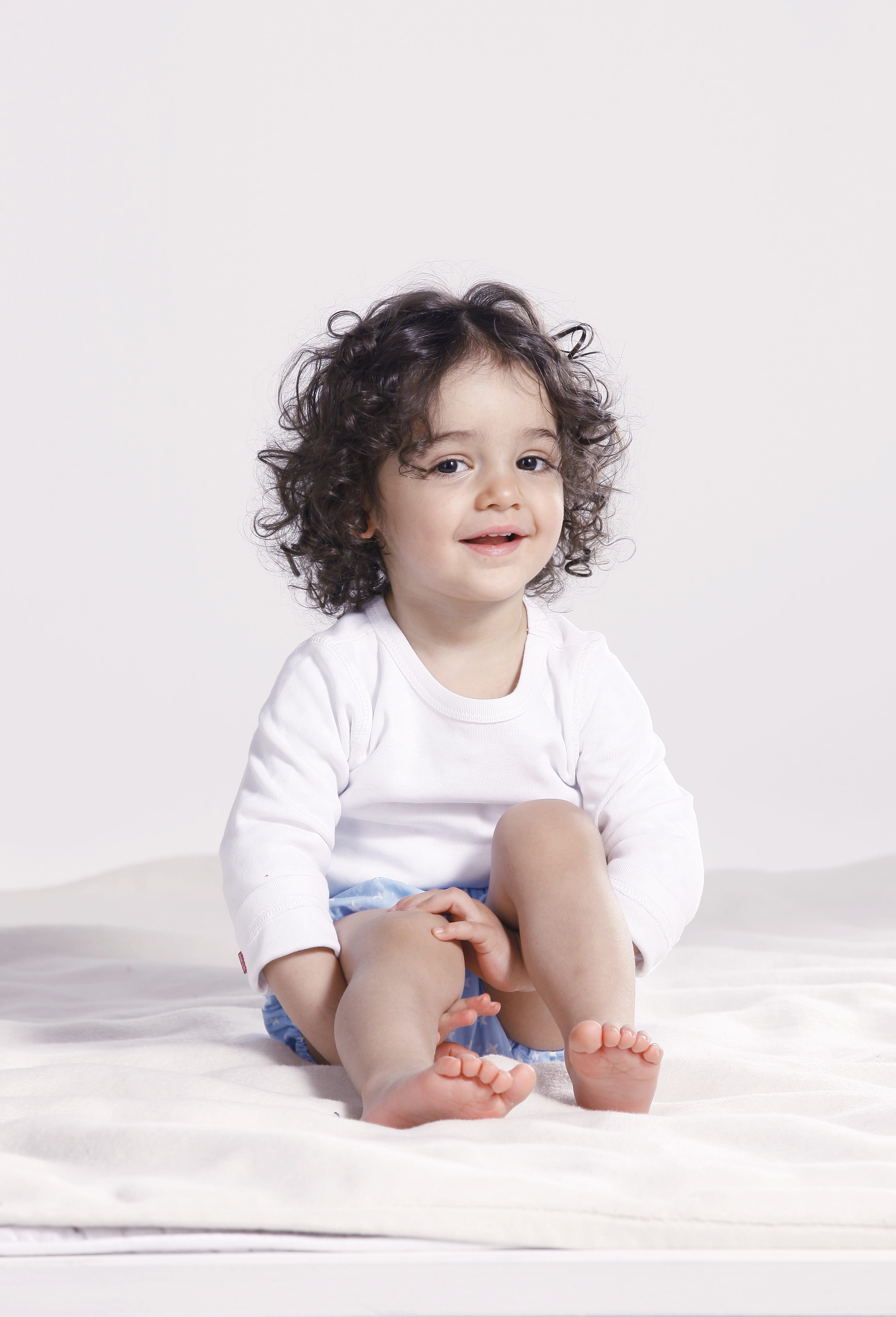 little, adorable, 4K, curly hair, young, baby, cute, aroni, hair, one person, child, innocence, girl, childhood, full length, sitting, lifestyles, front view, Phone HD Wallpaper
