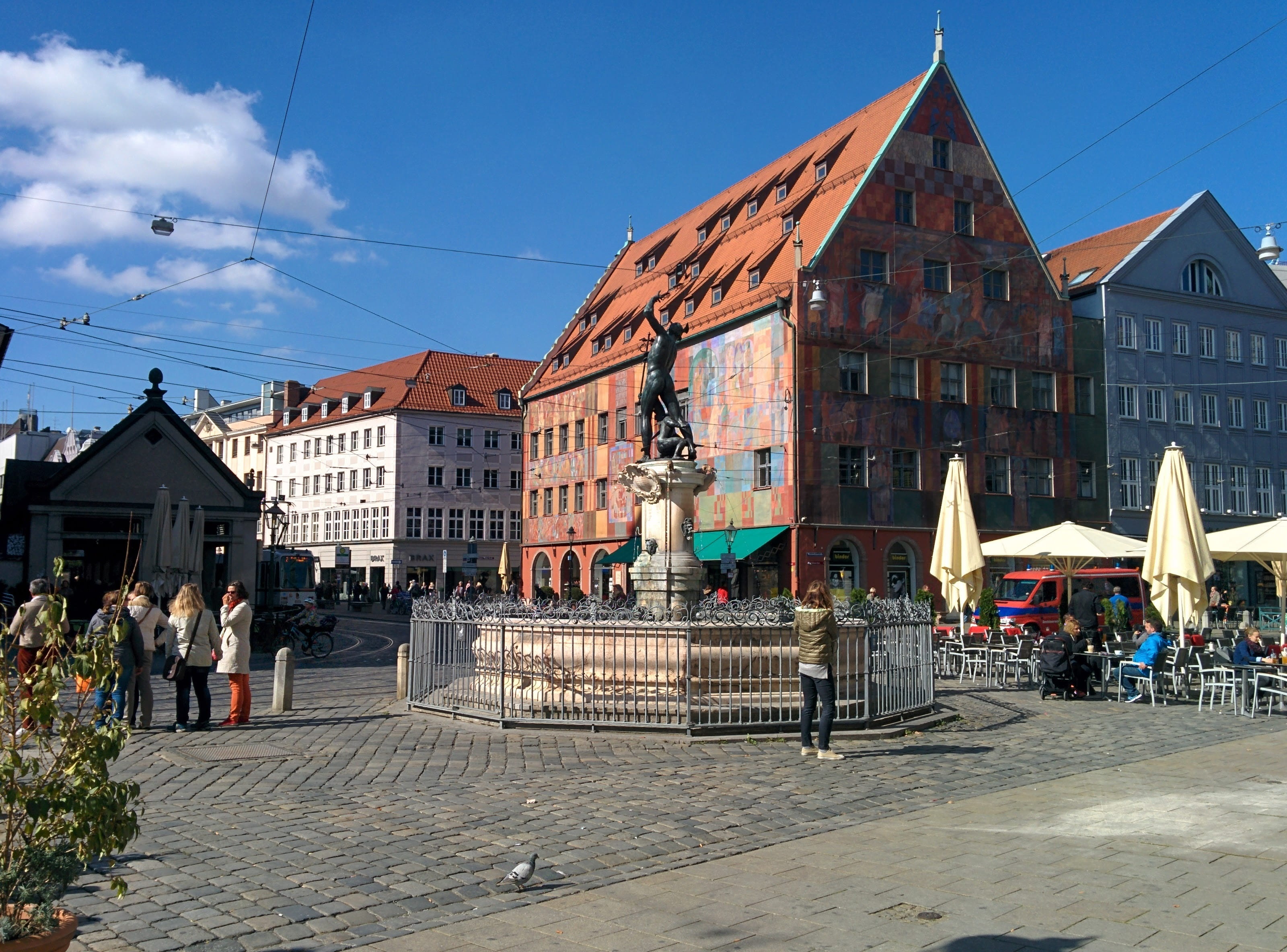 fountain, nature, Moritzplatz, architecture, sky, 2K, fountain city, transportation, travel destinations, street, incidental people, large group of people, HD Wallpaper