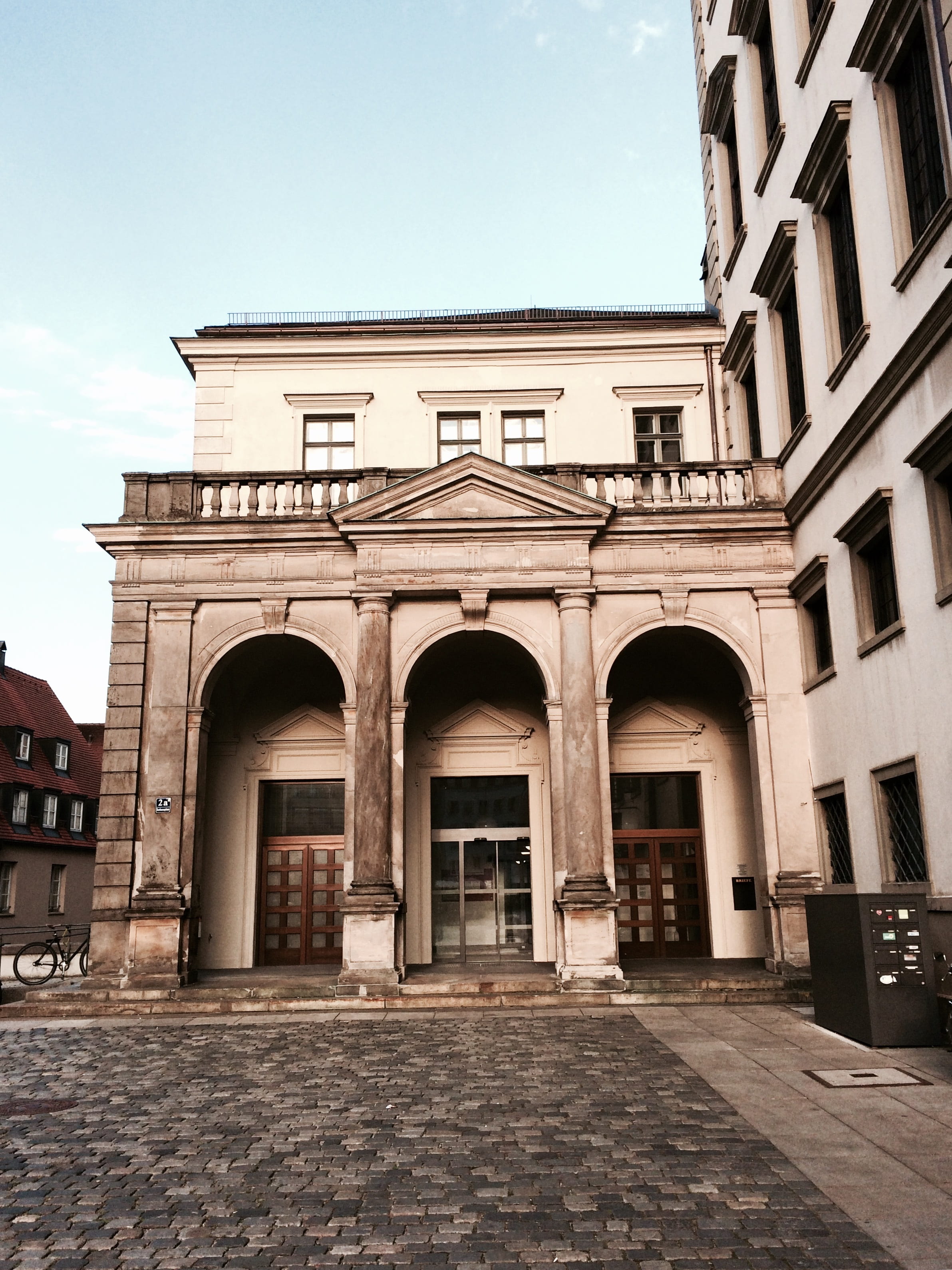 outdoors, low angle view, architecture, no people, sky, augsburg, renaissance, the past, history, courtyard, day, arch, town hall, structures, places of interest, Phone HD Wallpaper