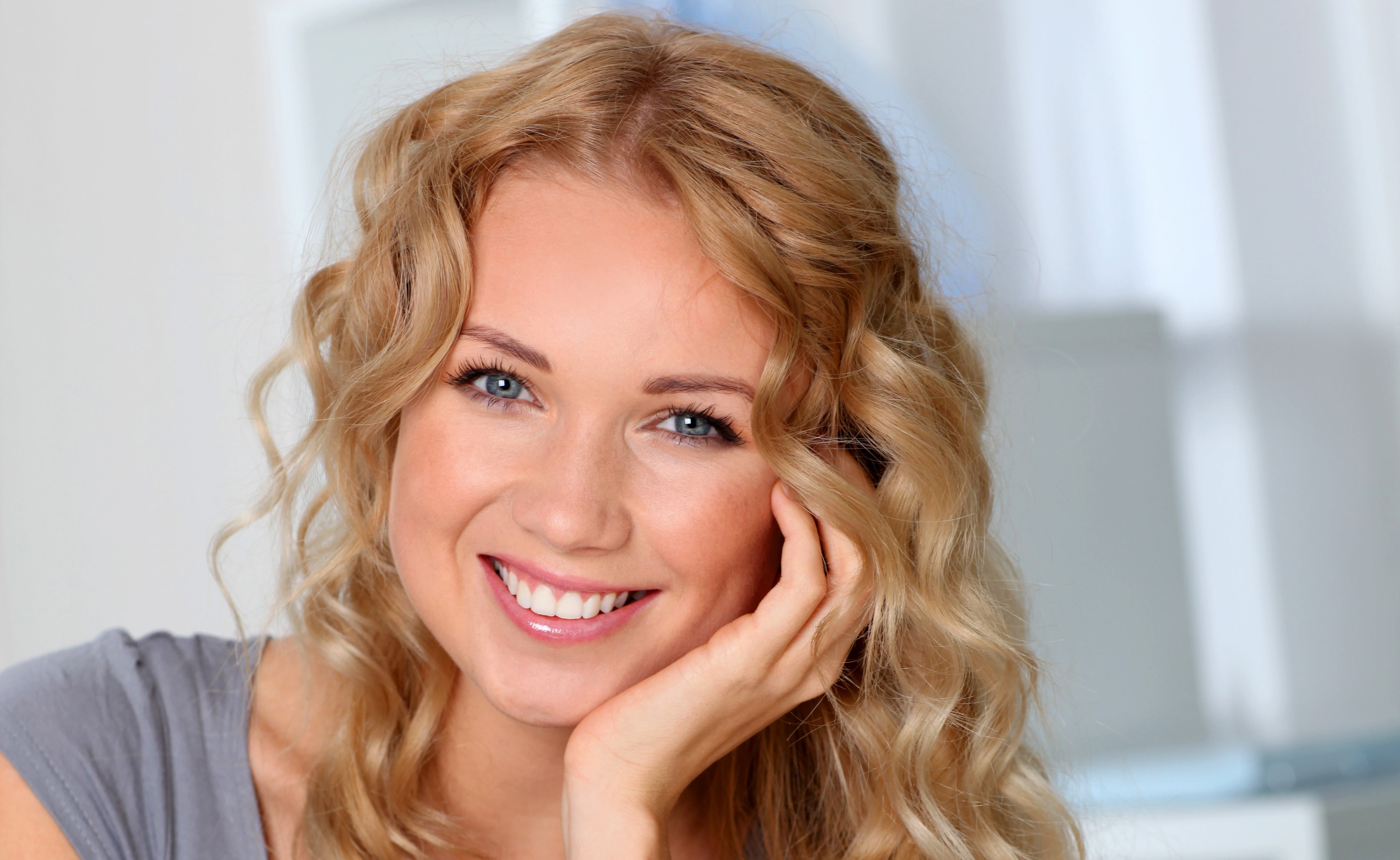 very beautiful girl, radiant smile, cheerful, hairstyle, looking at camera, s, mood, blonde, Naomi Watts, grey, the joy of romance positive, beauty, celebrity, HD Wallpaper