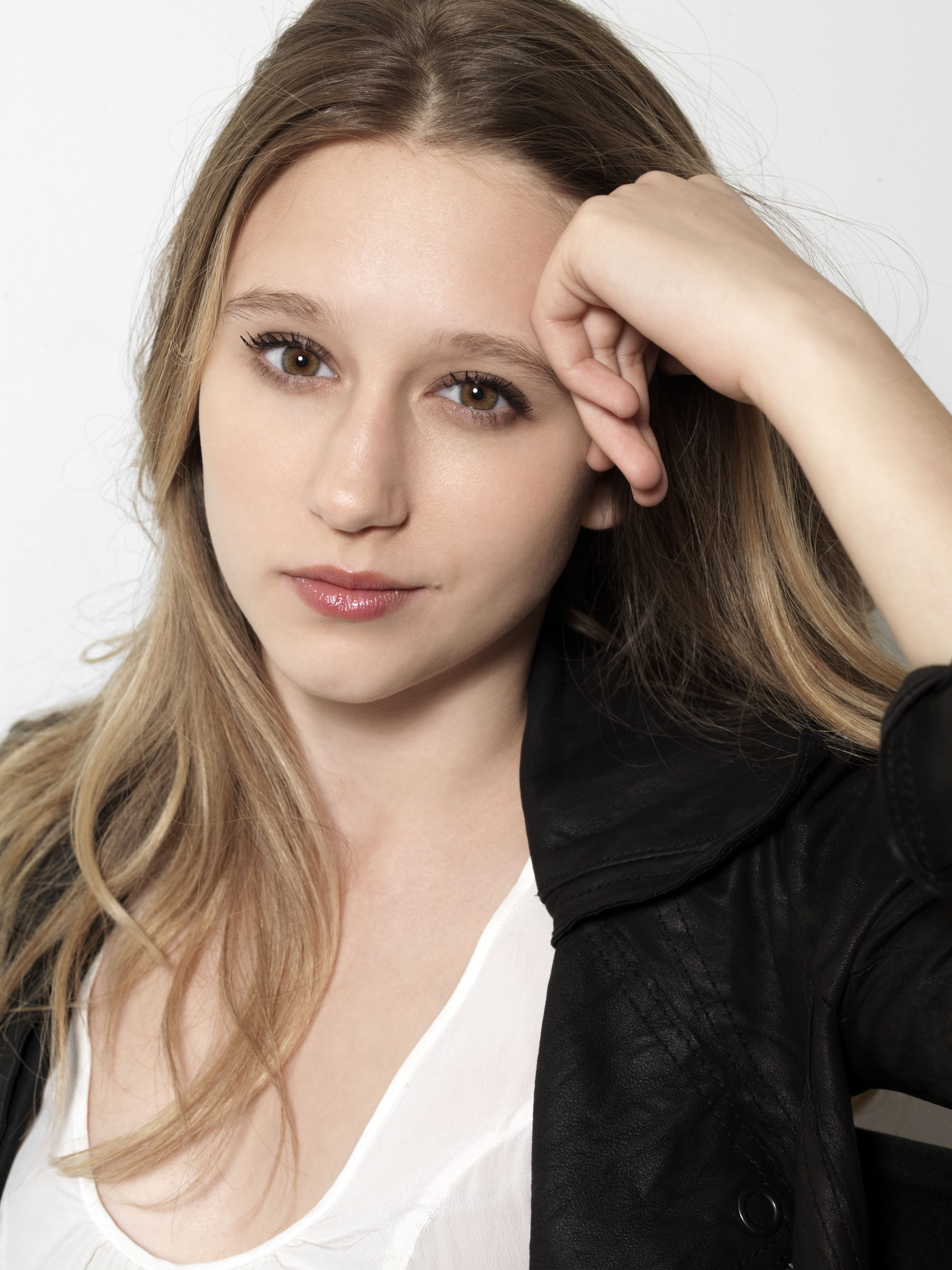 2K, Taissa Farmiga, people, leather jackets, Phone HD Wallpaper