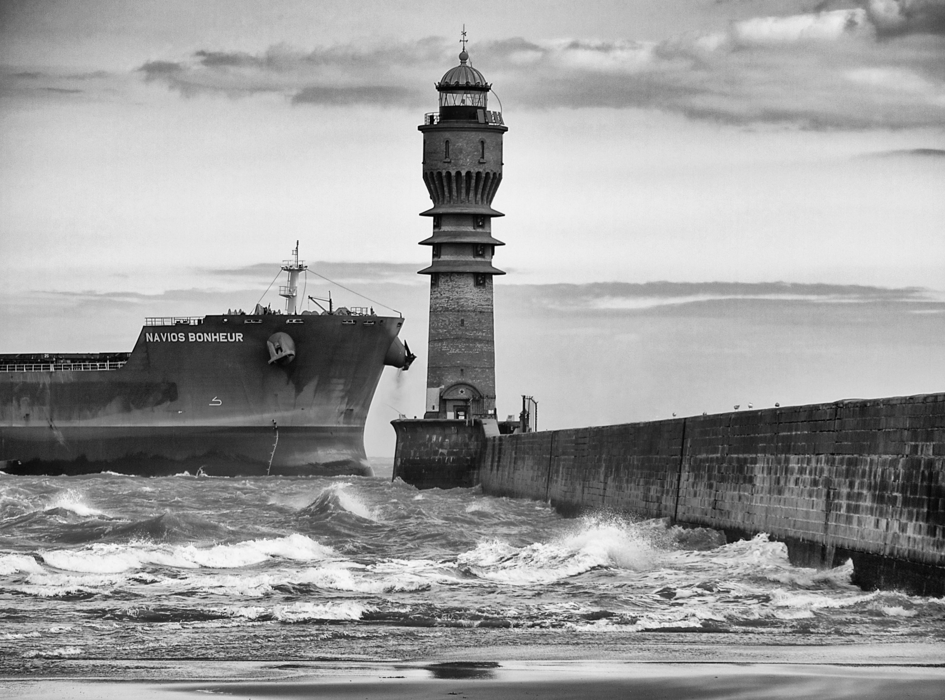 motion, Noir, power in nature, nature, dunkerque, building exterior, sea, hd, splashing, koops, waterfront, shirt, flowing water, near, power, HD Wallpaper