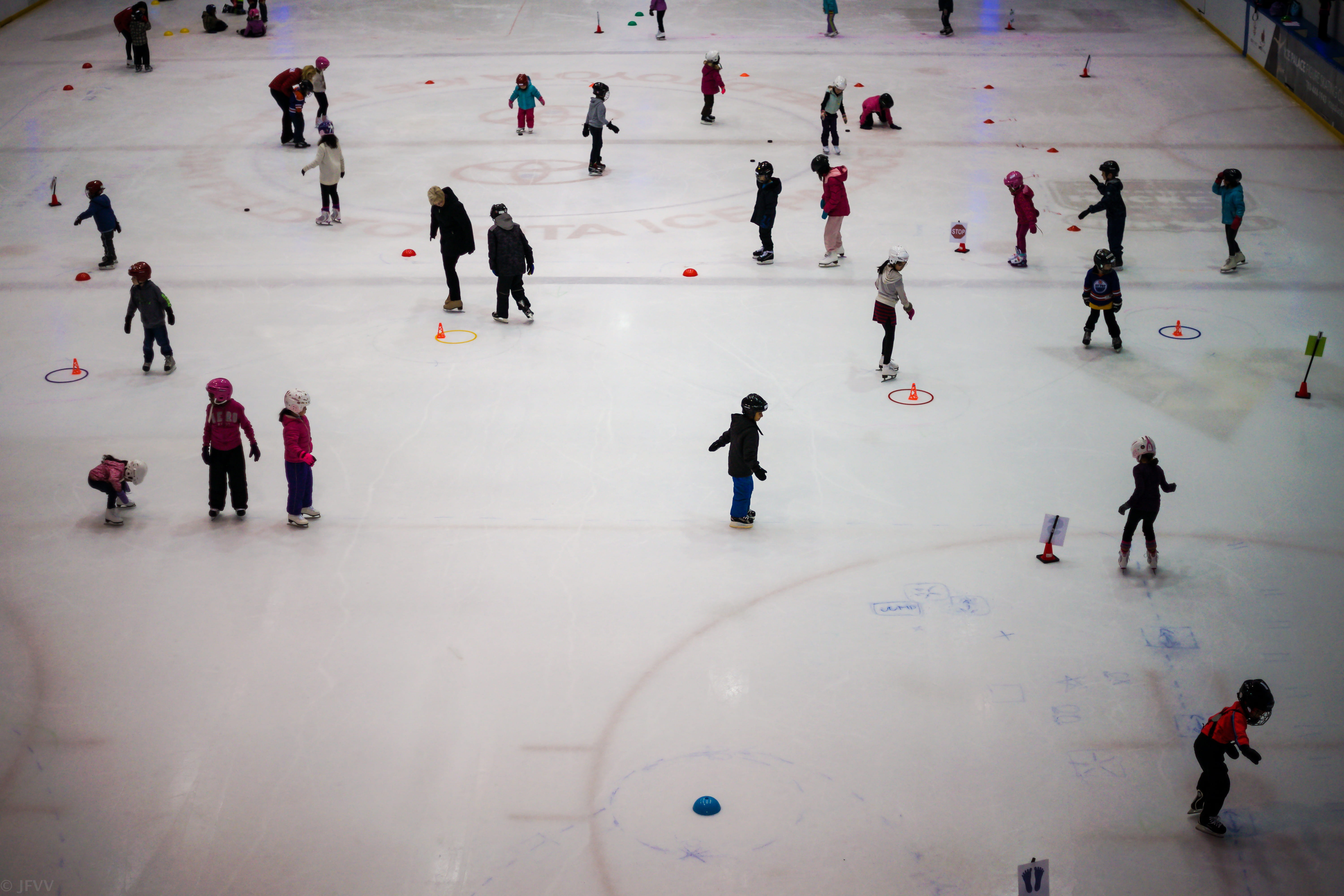 lifestyle, sports, sport, real people, hockey, men, enjoyment, relaxing, kids, winter, large group of people, wem, culture, west edmonton mall, canada, HD Wallpaper