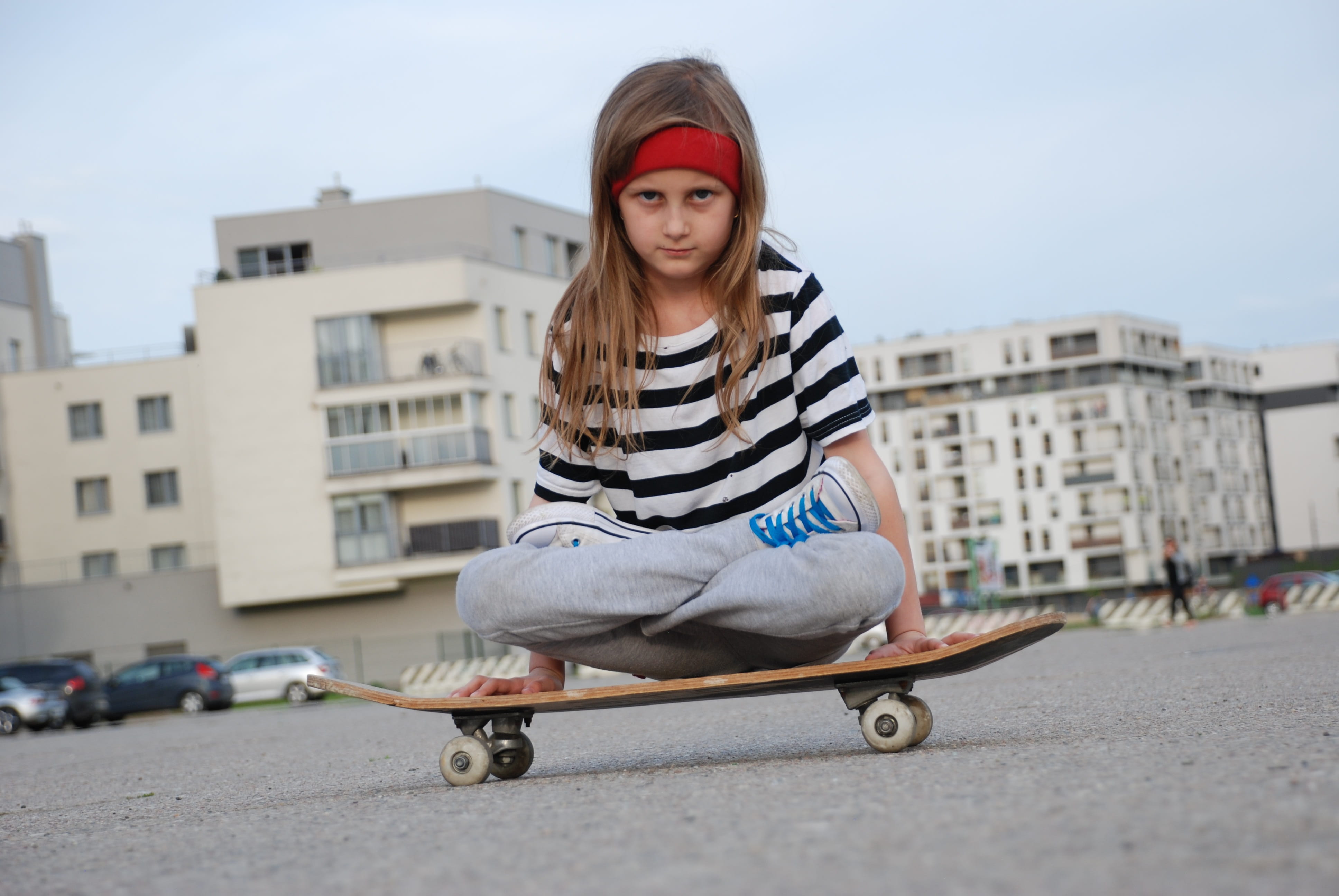 outdoors, building exterior, wheels, model, yoga, hair, looking at camera, hairstyle, sports, portrait, smile, teenager, road, childrens performances, 4K, HD Wallpaper