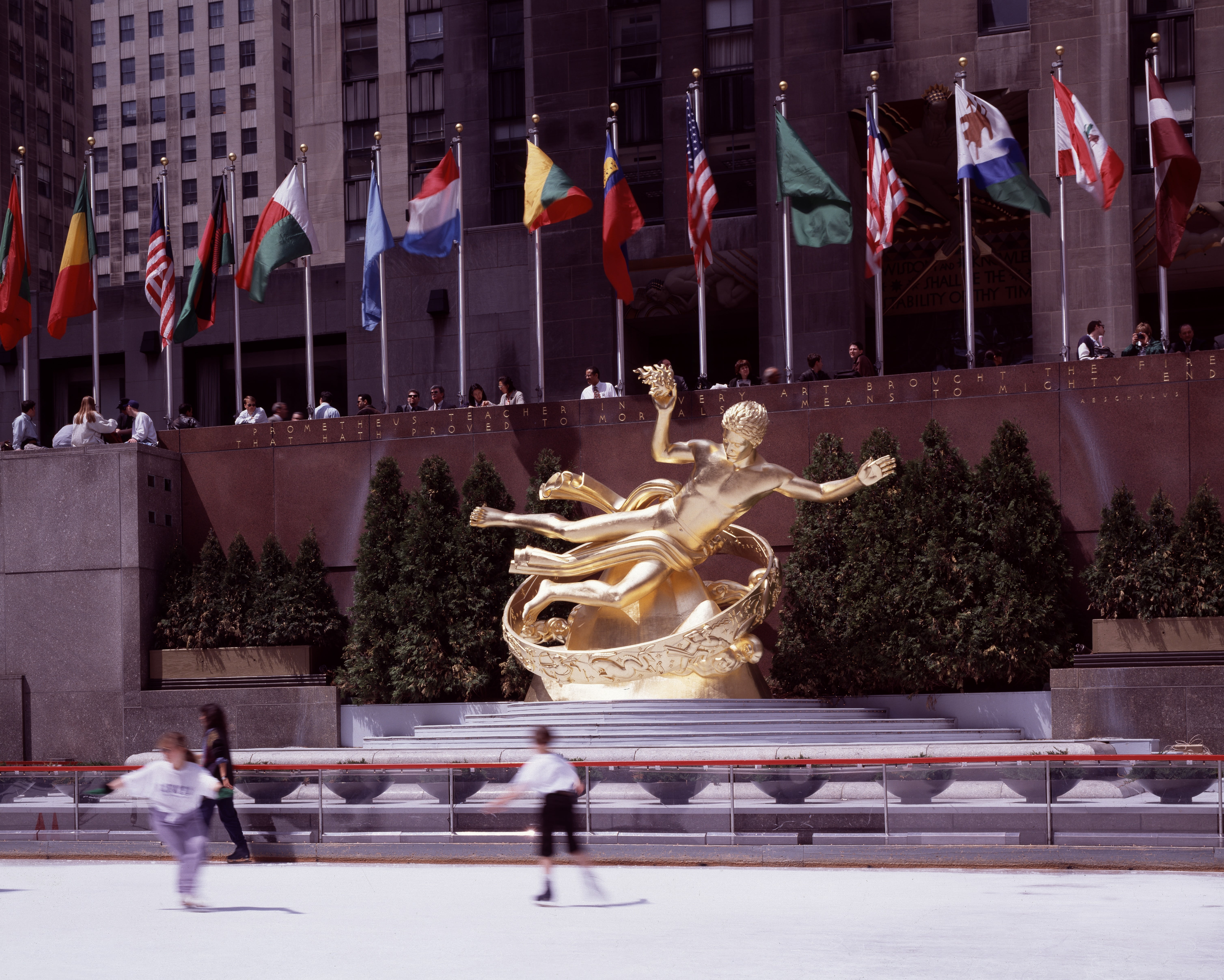 new york city, outdoors, rink, male likeness, building exterior, real people, ice skating, city, brass, near, group of people, beside, daytime, incidental people, HD Wallpaper