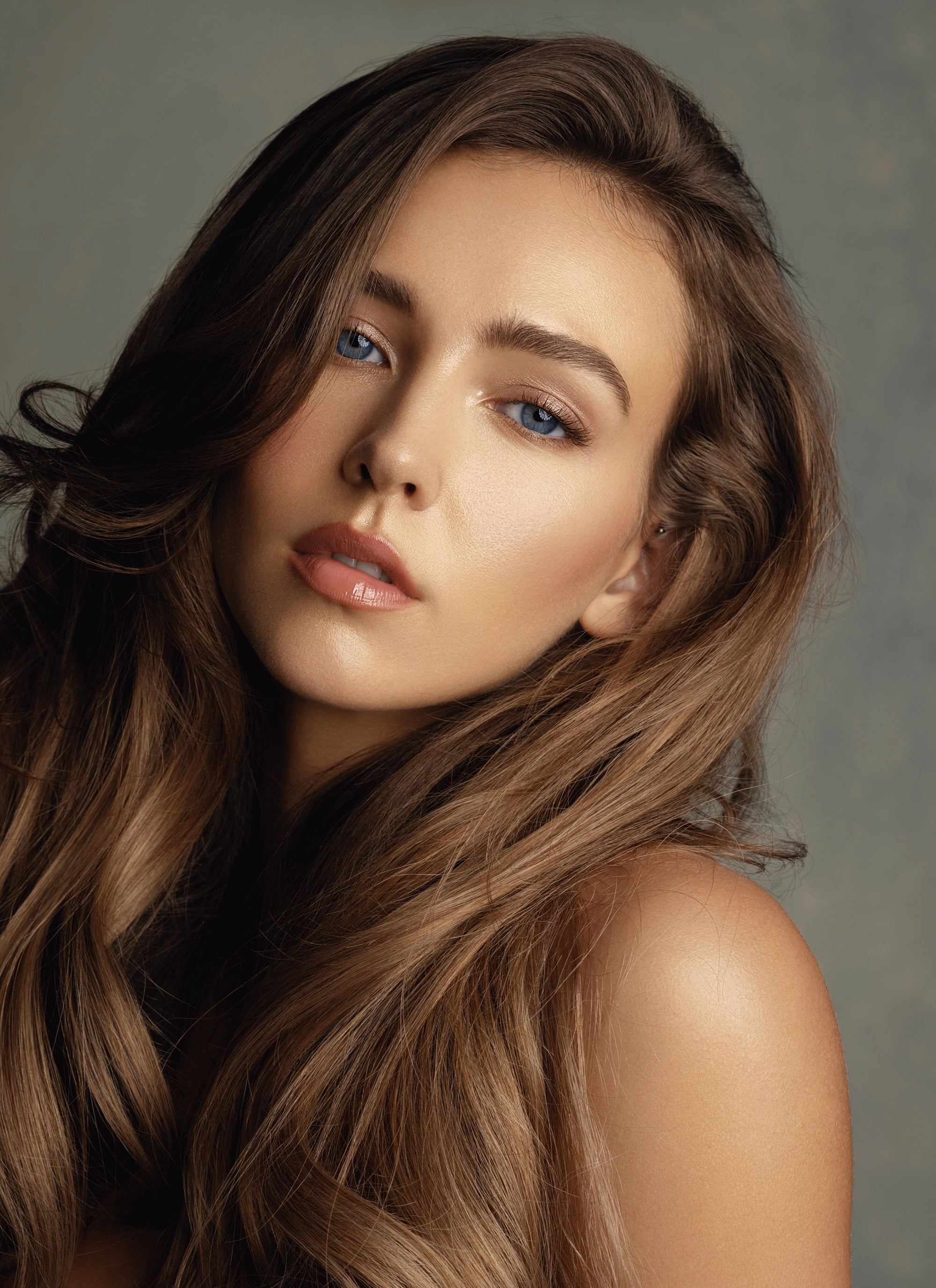 model, 2K, simple background, blue eyes, women, face, Rachel Cook, Phone HD Wallpaper