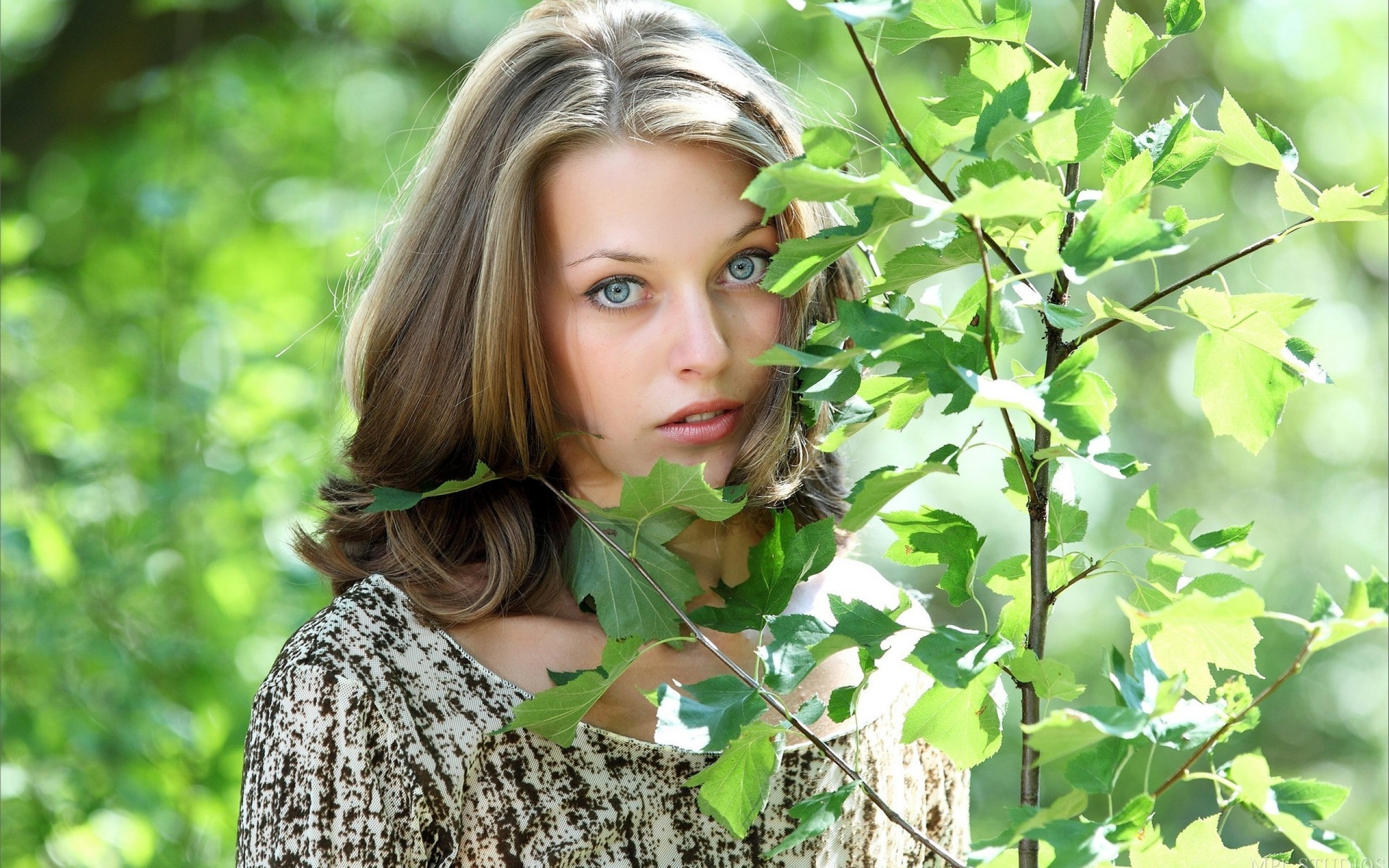 branch, looking at camera, beauty, plant, photography, headshot, women, hairstyle, leaf, young adult, nature, day, 2K, young women, leaves, outdoors, Tamara, HD Wallpaper
