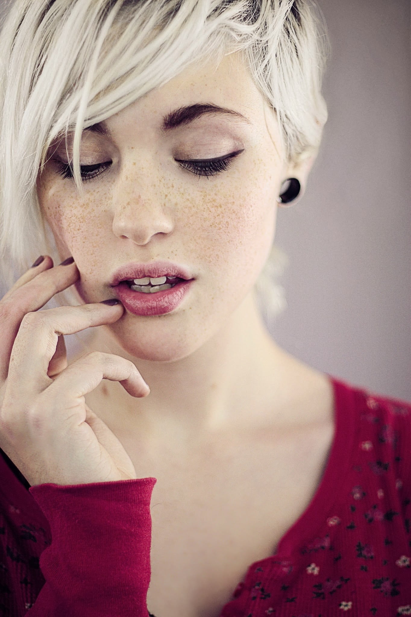 human body part, hand, hair, Devon Jade, model, finger, 1080P, hairstyle, body part, front view, painted nails, blonde, beauty, freckles, make-up, nail, Phone HD Wallpaper