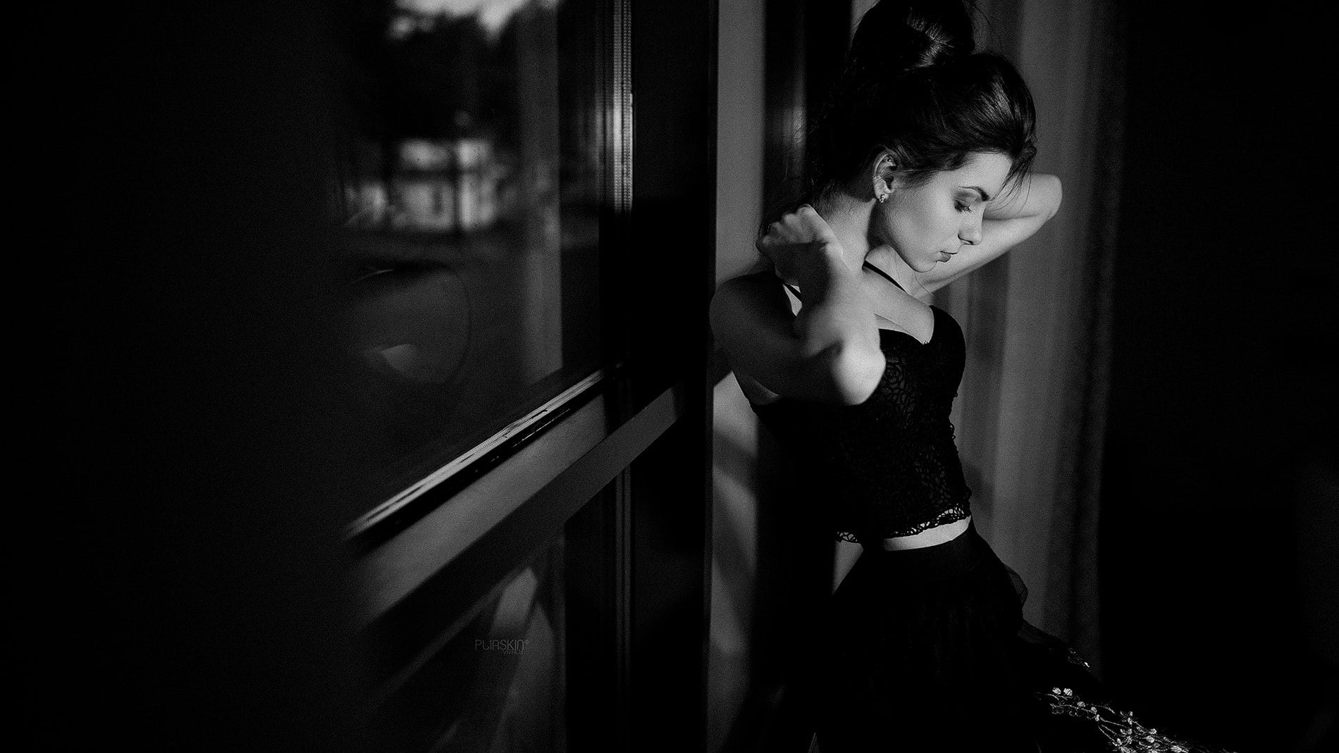 young women, adult, innocence, young adult, side view, beauty, glass - material, real people, 720P, contemplation, lifestyles, leisure activity, dark, HD Wallpaper