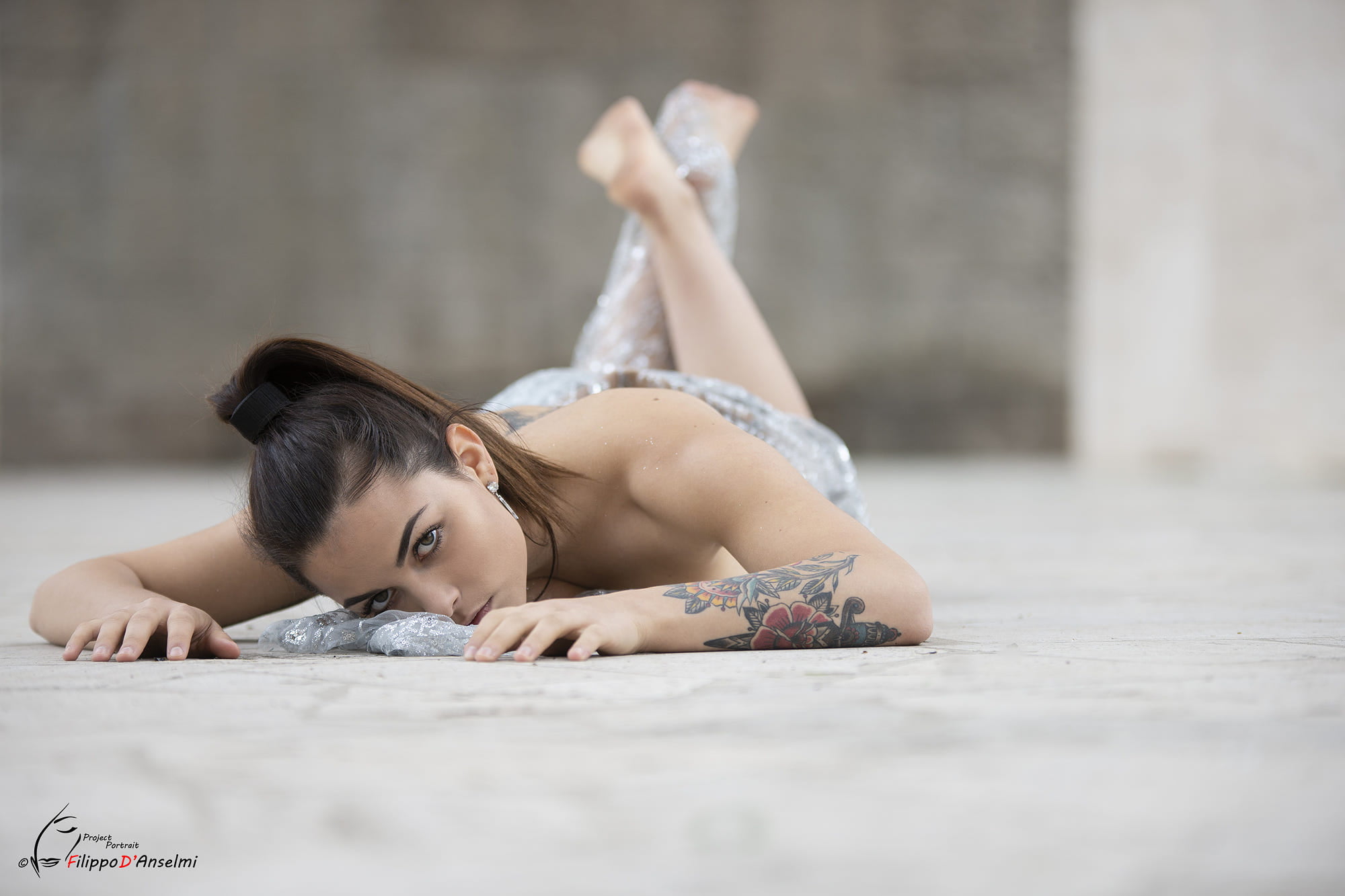 depth of field, brunette, tattoo, 1080P, model, lying on front, women, looking at viewer, 500px, feet, ponytail, laying on floor, feet in the air, HD Wallpaper