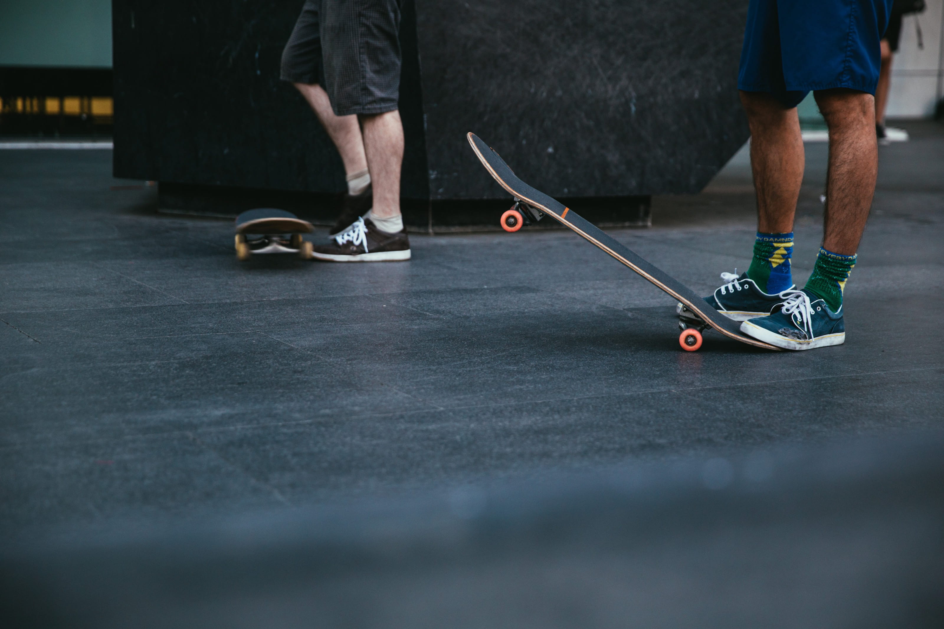 stepping, men, human limb, heel, skateboarders, sport, energy, street, extreme, motion, sneakers, air, human leg, limb, male, body part, skateboard, style, HD Wallpaper