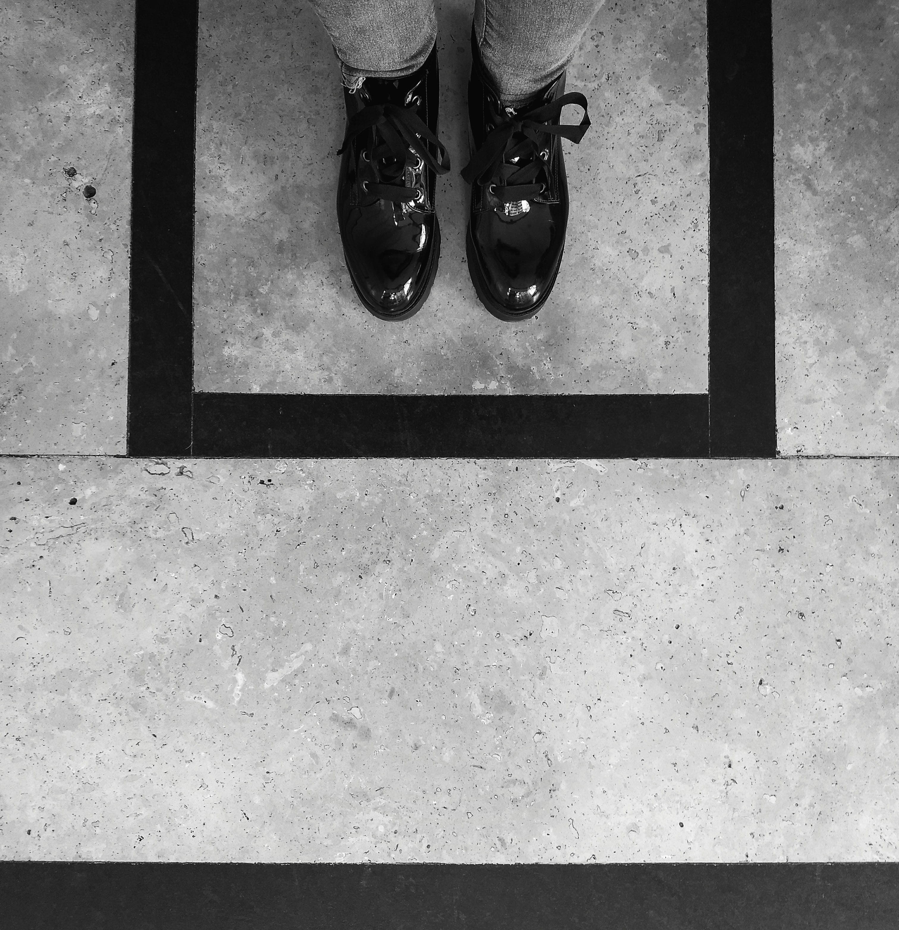 vintage, city, low section, photo, human body part, shoes, directly above, human limb, body part, blackandwhite, tile, human leg, walk, human foot, pair, Phone HD Wallpaper