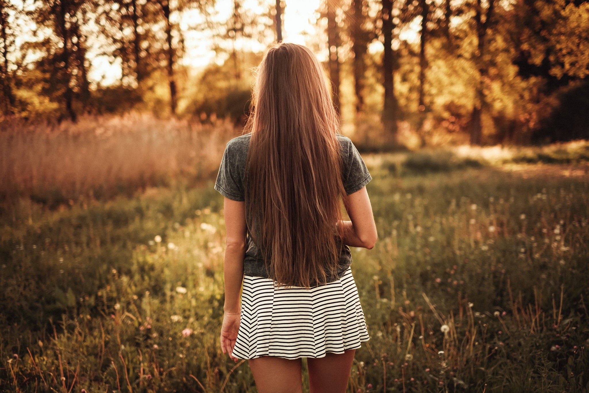field, one person, young adult, lifestyles, adult, outdoors, hair, fashion, Martin Kühn, 500px, casual clothing, blond hair, long hair, plant, miniskirt, HD Wallpaper