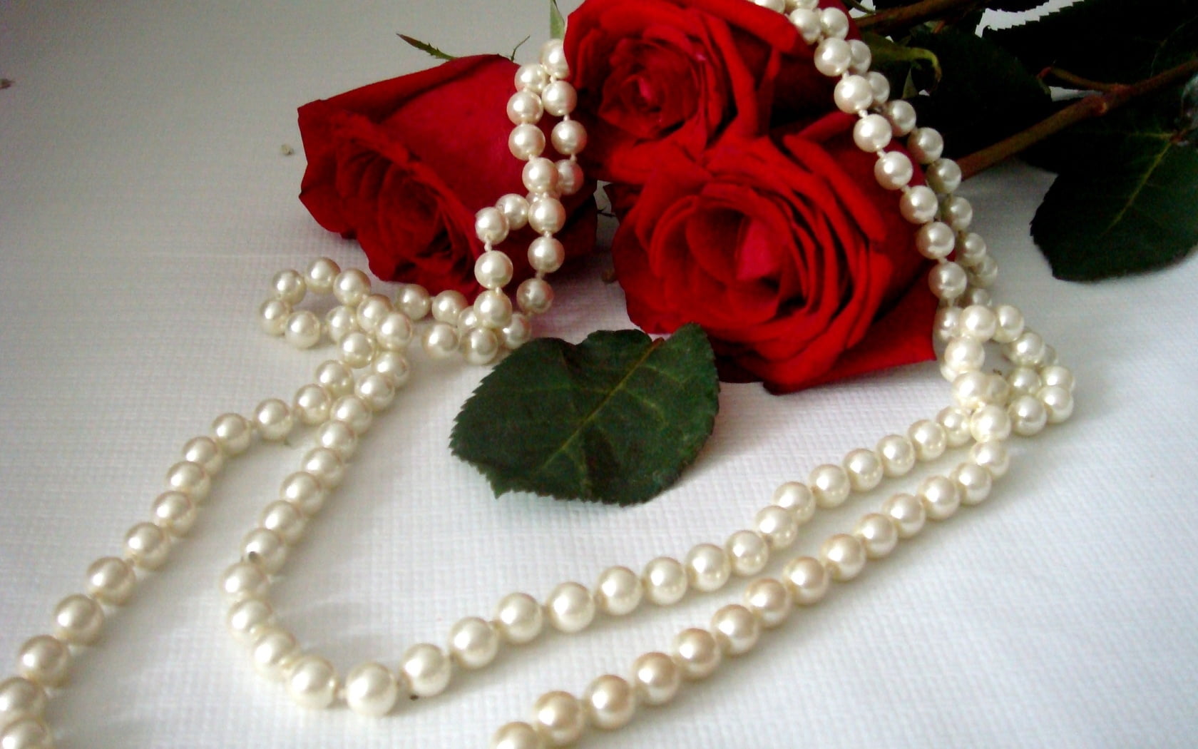 720P, ornate, pearl Jewelry, backgrounds, close-up, luxury, white color, elegance, gold, pearls, necklace, shiny, pendant, expense, white, craft, jewelry, HD Wallpaper