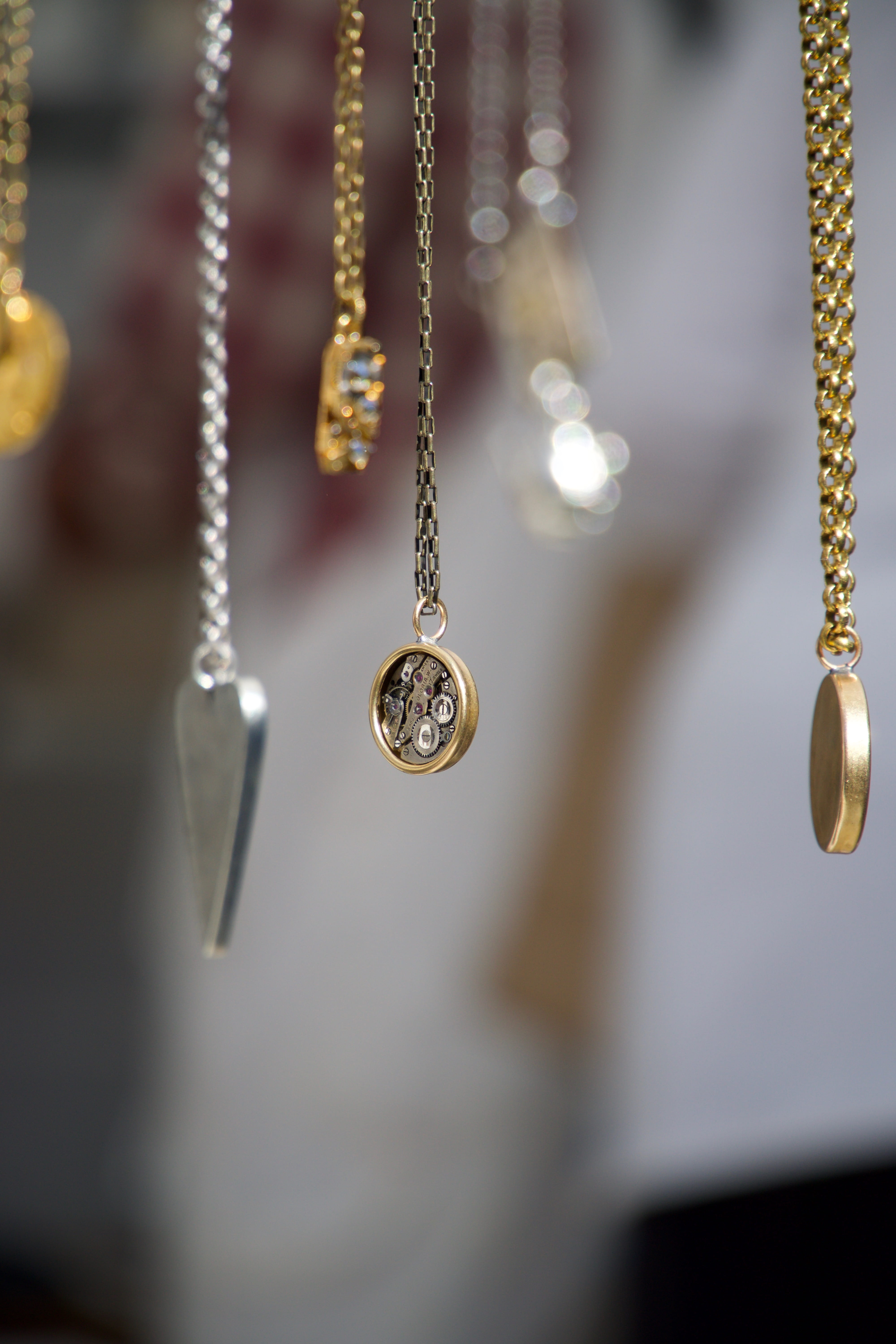 pendant, hanging, chandelier, 5K, indoors, close-up, necklace, photography, antique, heart, shift, jewelry, jewellery, retail, silver, wealth, metal, round, Phone HD Wallpaper