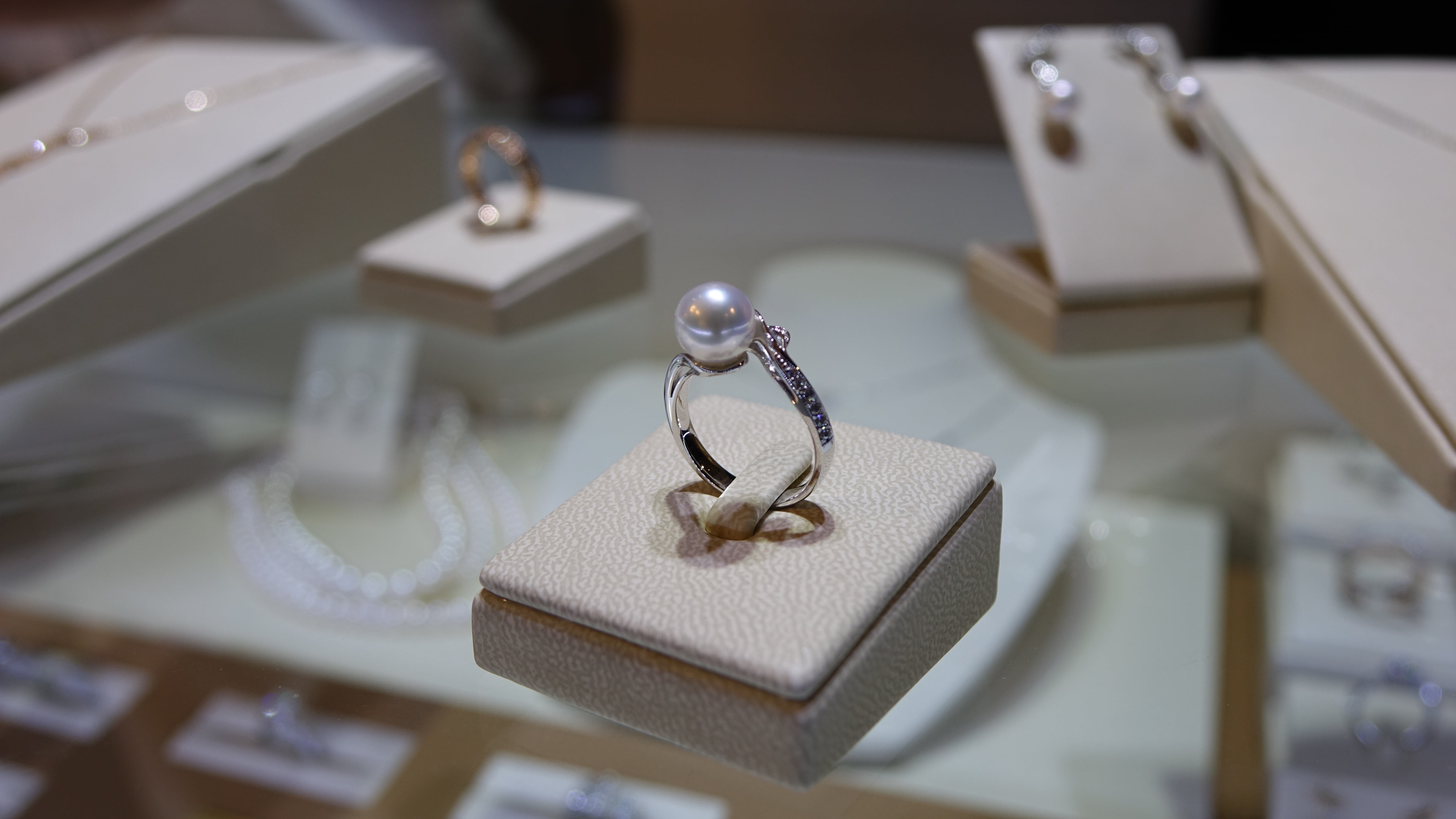 selective focus, jewelry box, pearl ring, luxury, celebration, high angle view, jewelry store, necklace, wealth, love, indoors, earring, diamond - gemstone, HD Wallpaper