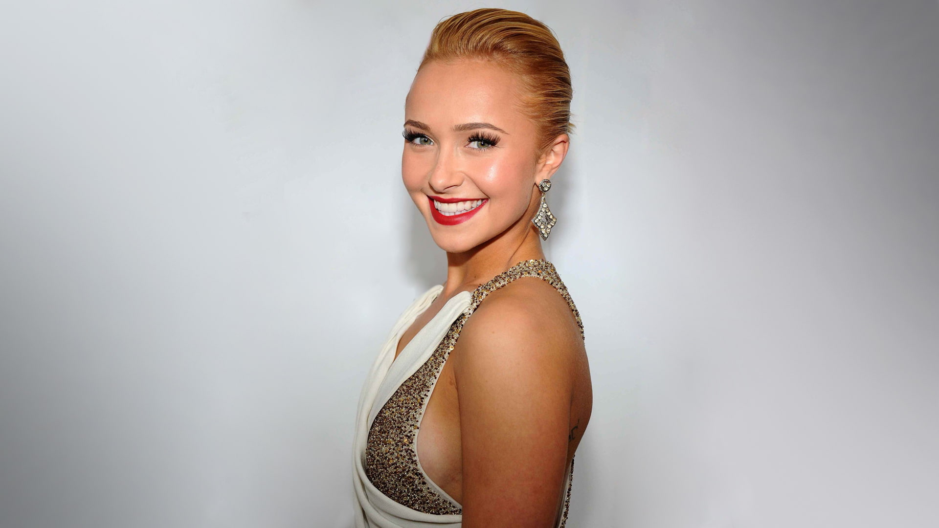 1080P, actress, blonde, simple background, Hayden Panettiere, smiling, HD Wallpaper