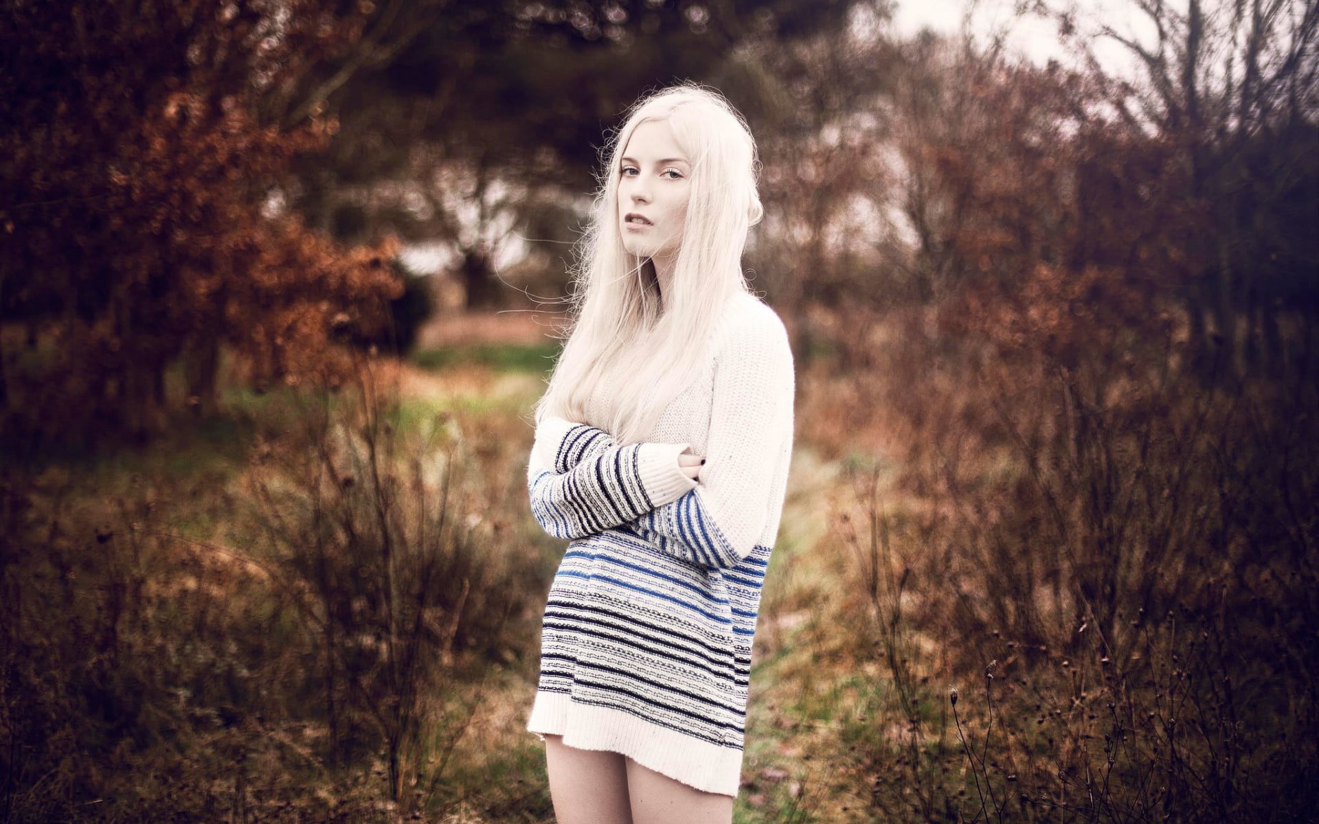 arms on chest, beauty, women, long hair, hair, standing, portrait, arms crossed, young adult, hairstyle, fashion, casual clothing, tree, clothing, adult, HD Wallpaper