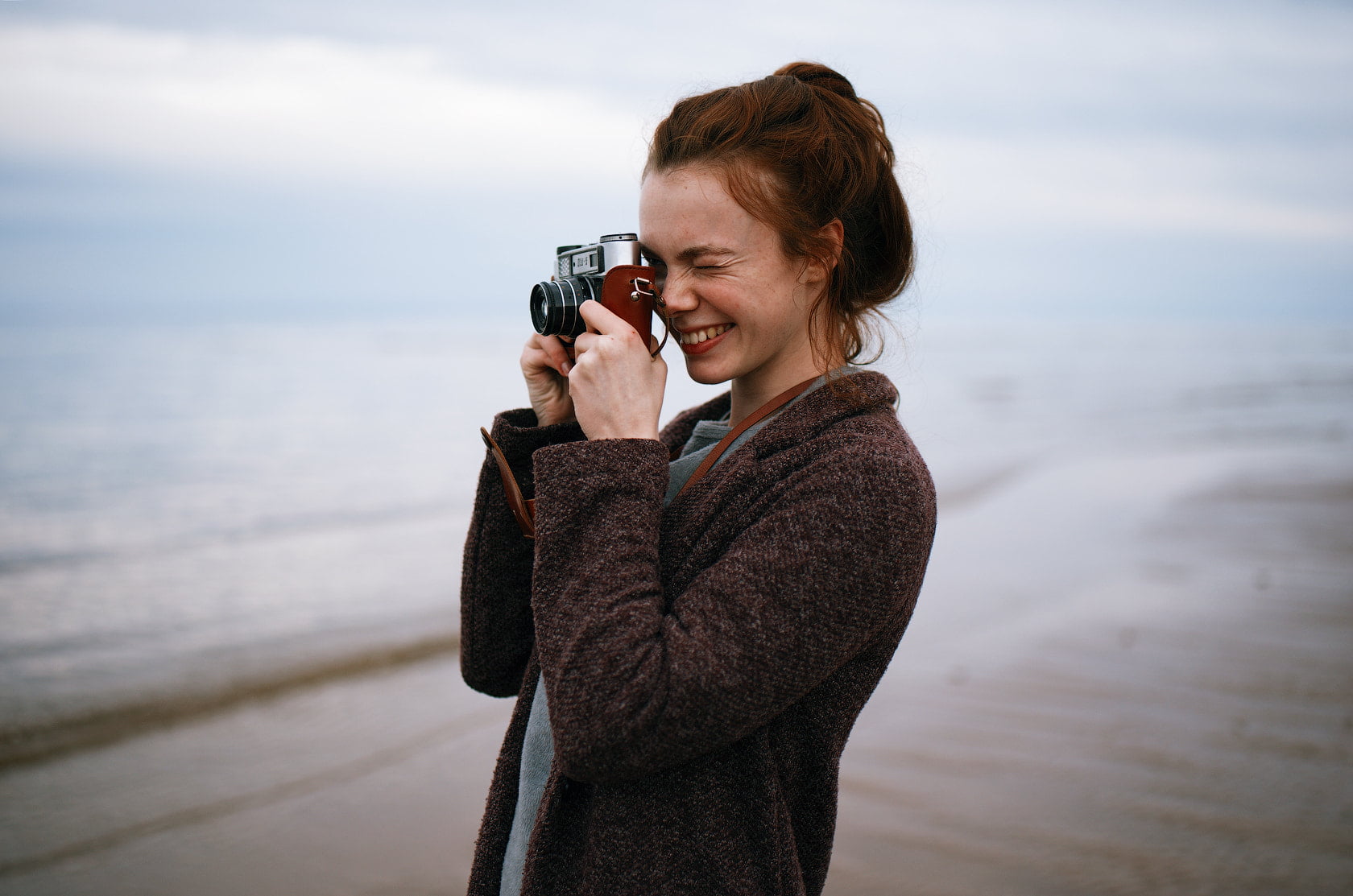 portrait, redhead, women, Marat Safin, cardigan, beach, camera, 720P, HD Wallpaper