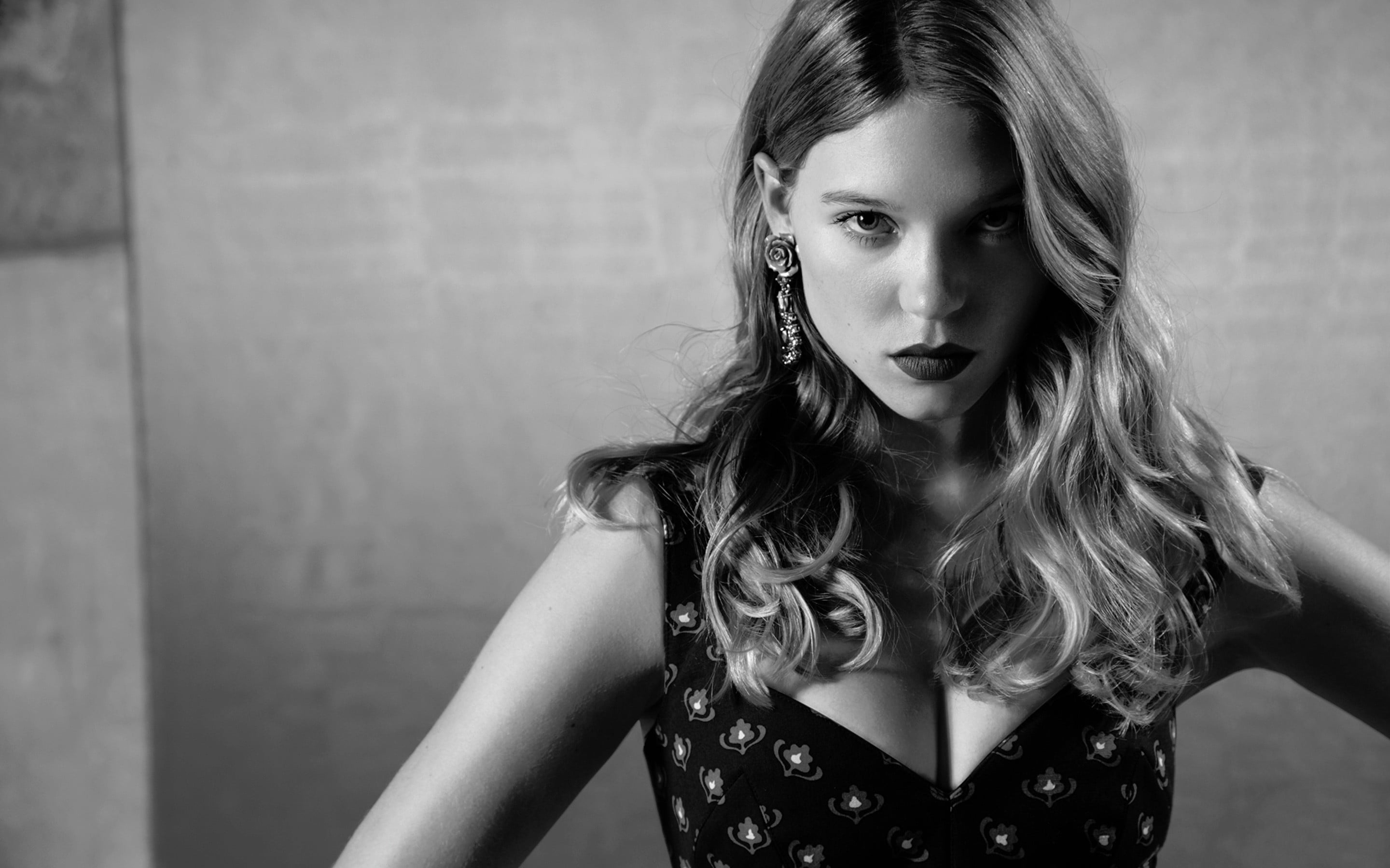 lifestyles, long hair, beauty, cleavage, portrait, wall - building feature, 2K, Léa Seydoux, beautiful woman, contemplation, hairstyle, looking at camera, HD Wallpaper