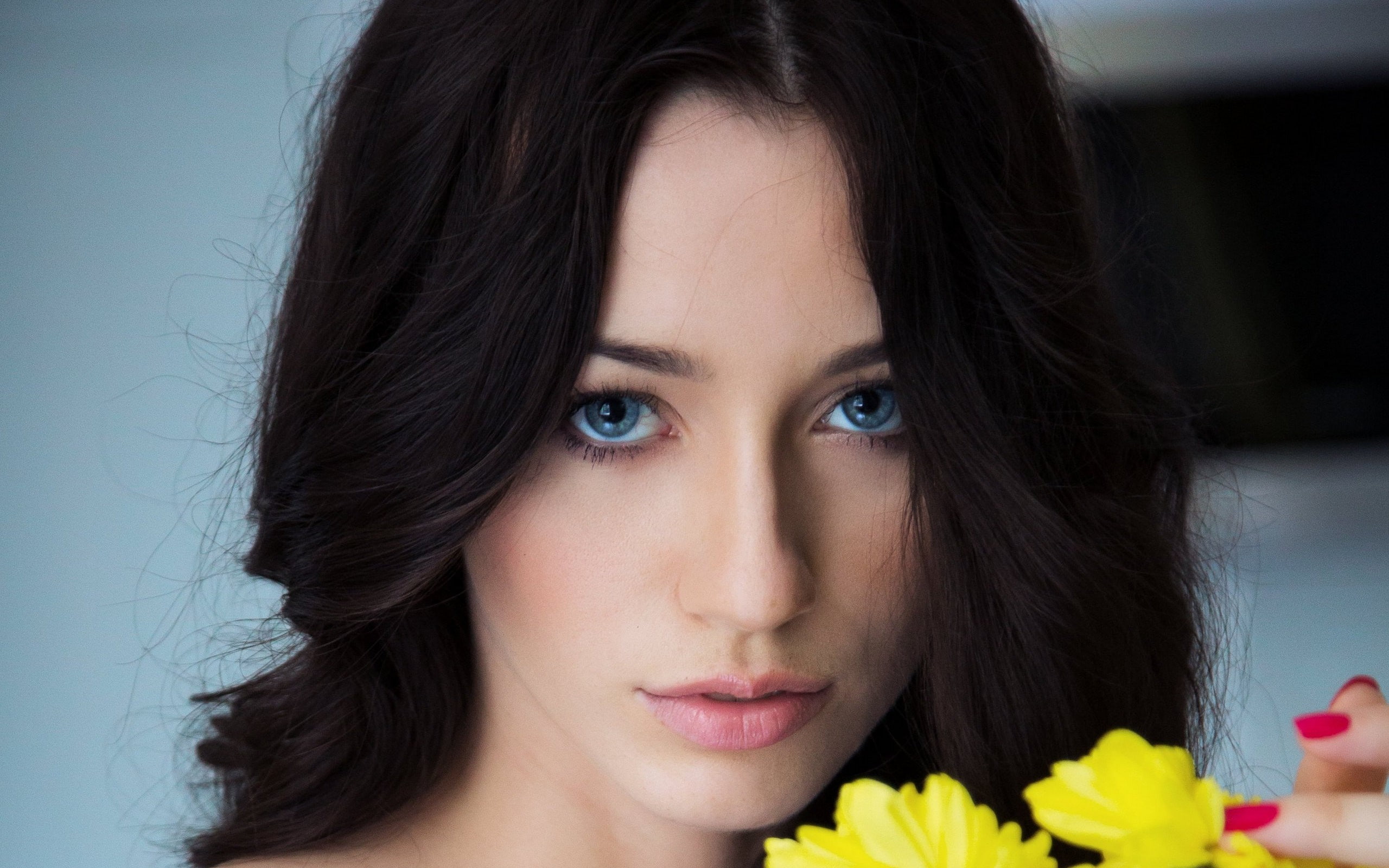 blue eyes, women, painted nails, 2K, model, black hair, Zsanett Tormay, HD Wallpaper