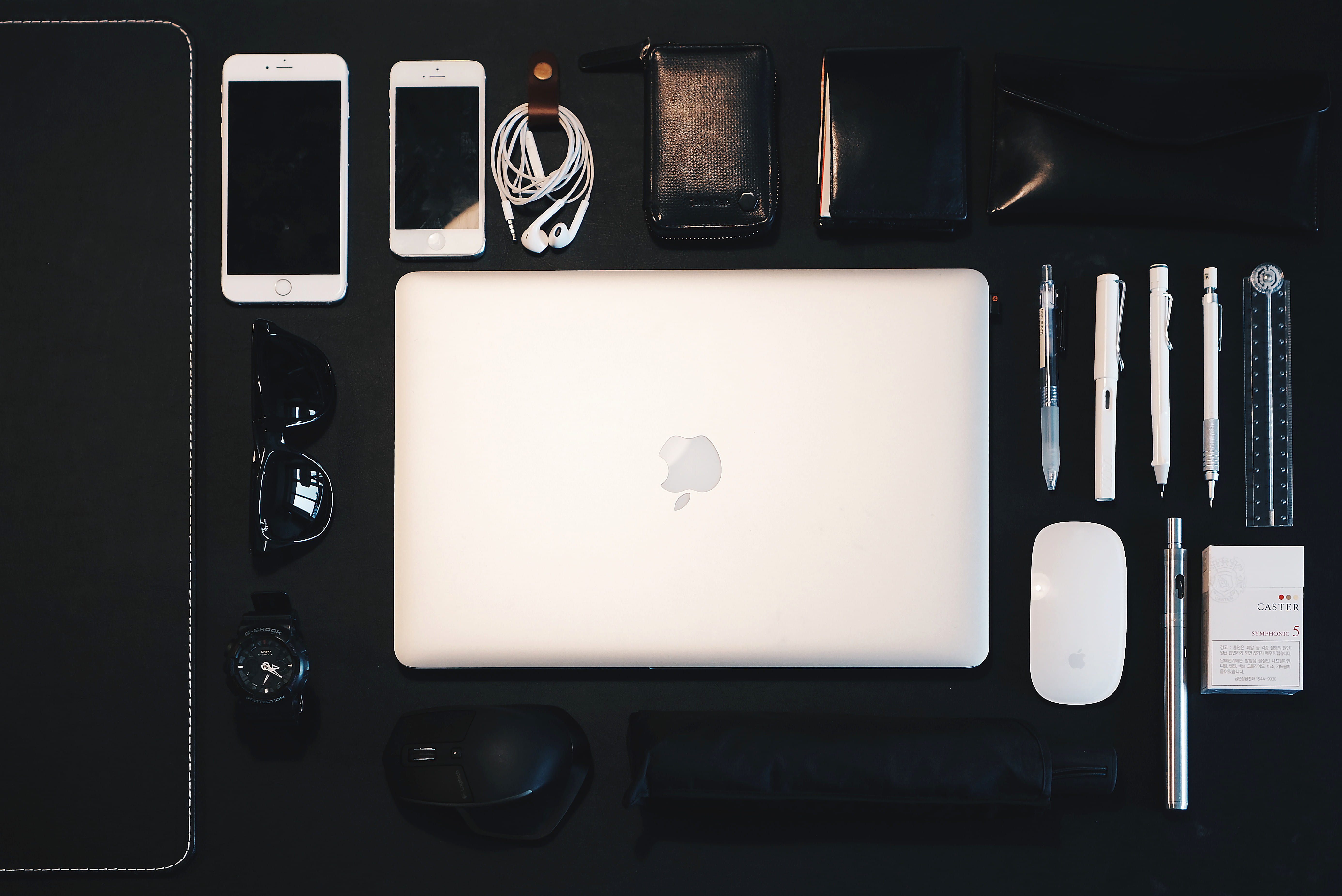 tech, macbook, product shoot, mobile phone, digital tablet, table, xian, connection, music, laptop, note pad, flatlay product, portability, no people, computer, HD Wallpaper