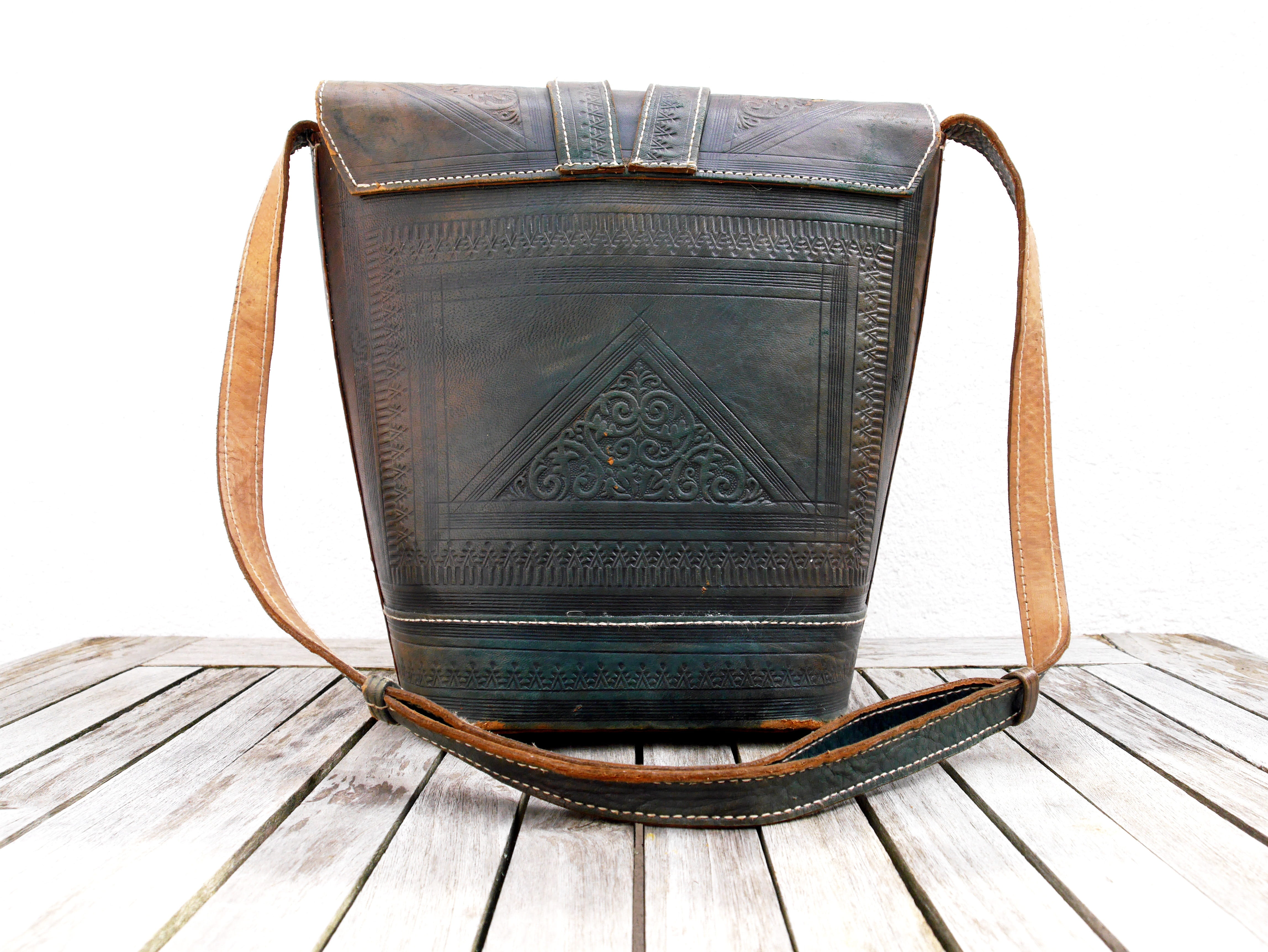 wood, woman handbag, fashionable, leather goods, back, close-up, table, history, old-fashioned, the past, still life, vintage, Handbag, fountain pen, empty, HD Wallpaper