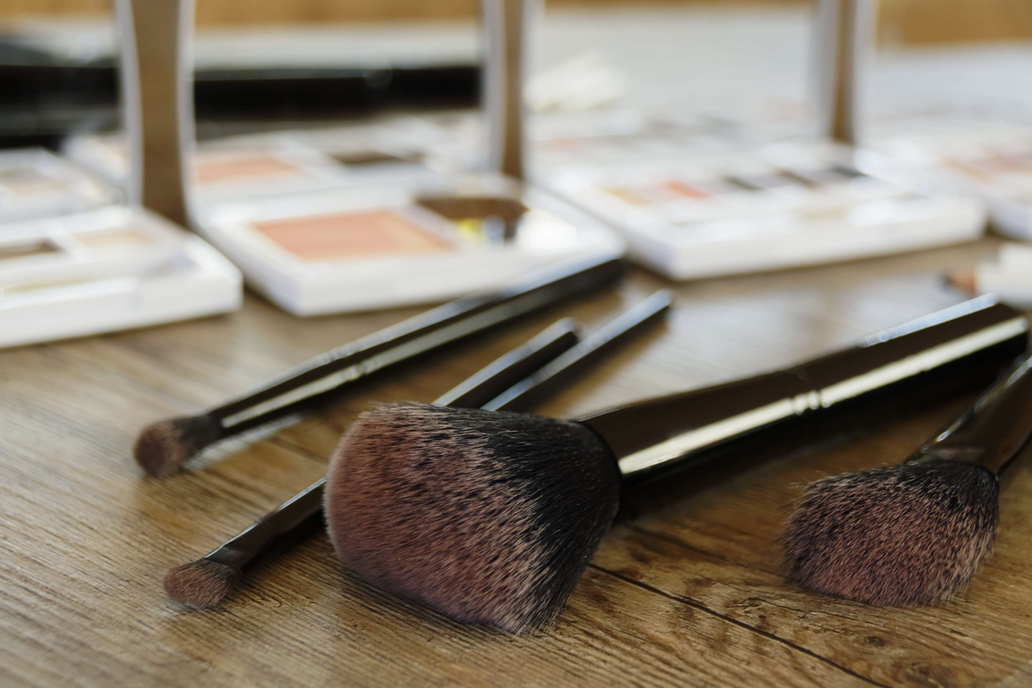 makeup brush, make up, focus on foreground, blush - make-up, make-up, high angle view, eye shadow, selective focus, brush, choice, powder, wood - material, HD Wallpaper