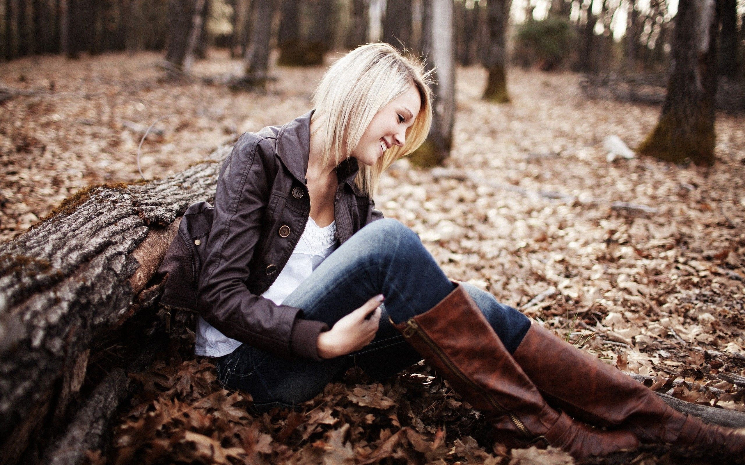plant part, s, emotion, Kellie Shirley, boots, autumn, one person, black, nature, blonde, jacket, tree, beautiful woman, sitting, blond hair, 2K, leather jackets, HD Wallpaper