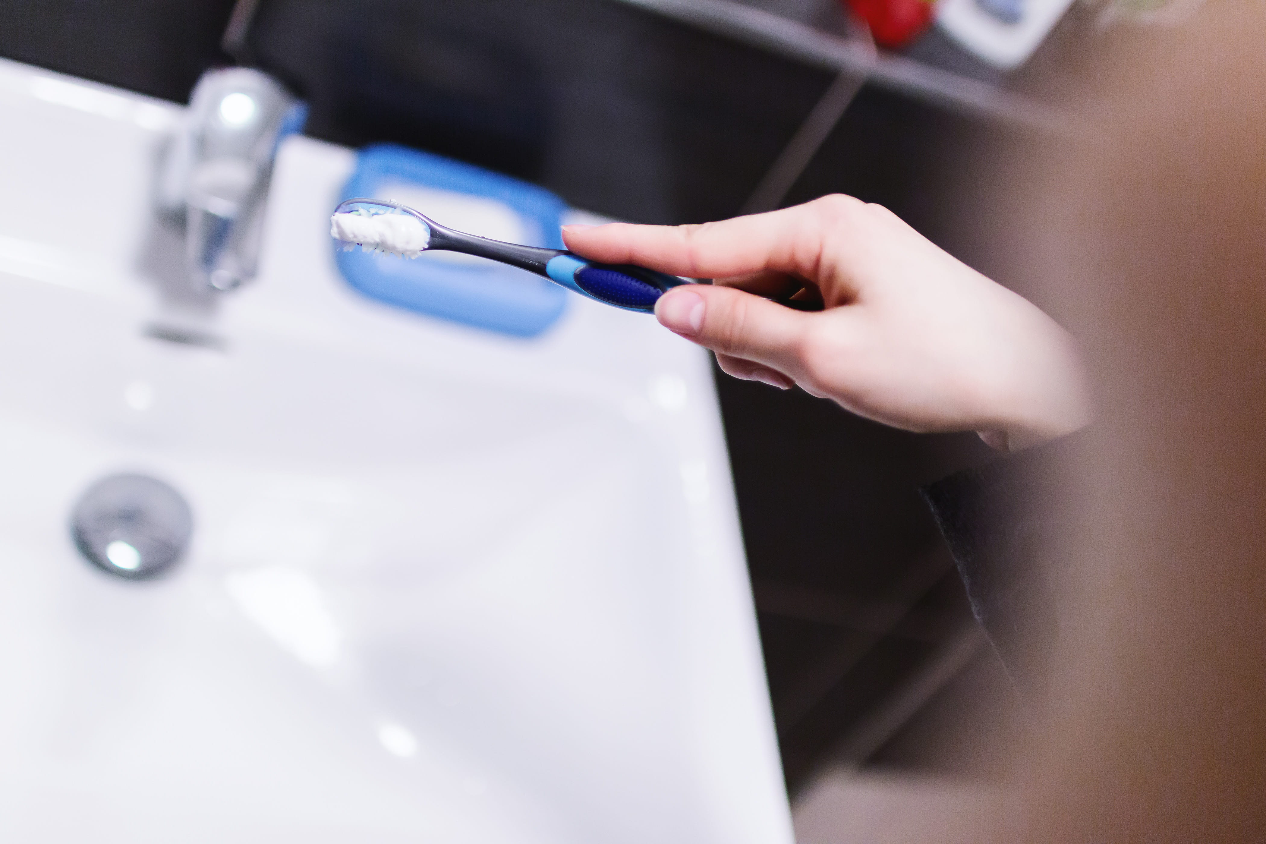 toothpaste, 4K, indoors, selective focus, hand, domestic room, applied, offspring, one person, bathroom, human body part, toothbrush, holding, household equipment, HD Wallpaper