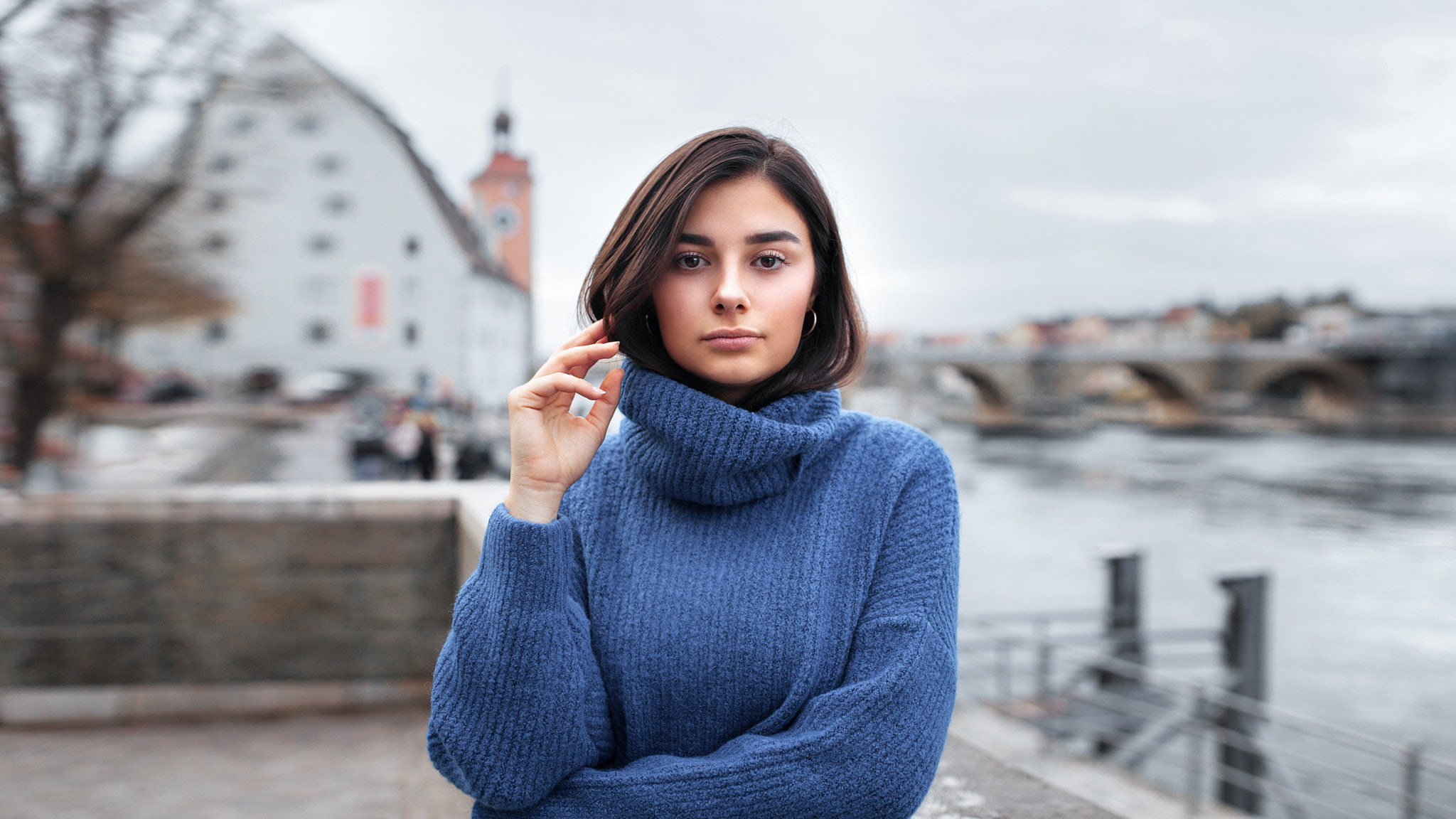 water, 1080P, outdoors, hairstyle, city, standing, architecture, turtlenecks, young women, looking at camera, warm clothing, focus on foreground, built structure, HD Wallpaper