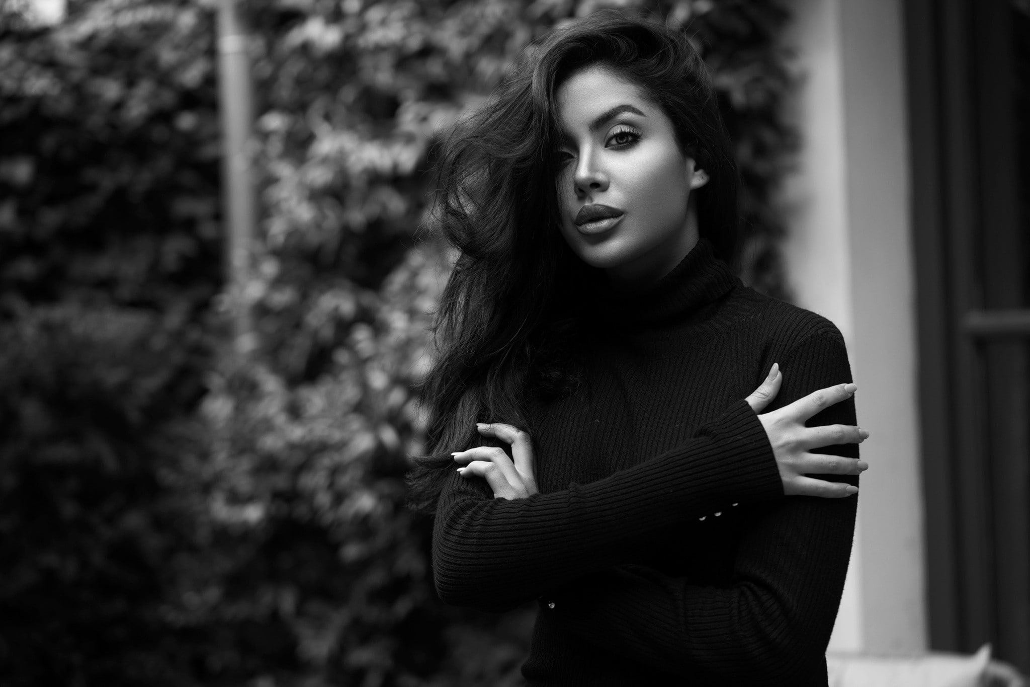 looking at viewer, monochrome, 1080P, turtlenecks, women, arms crossed, juicy lips, portrait, HD Wallpaper