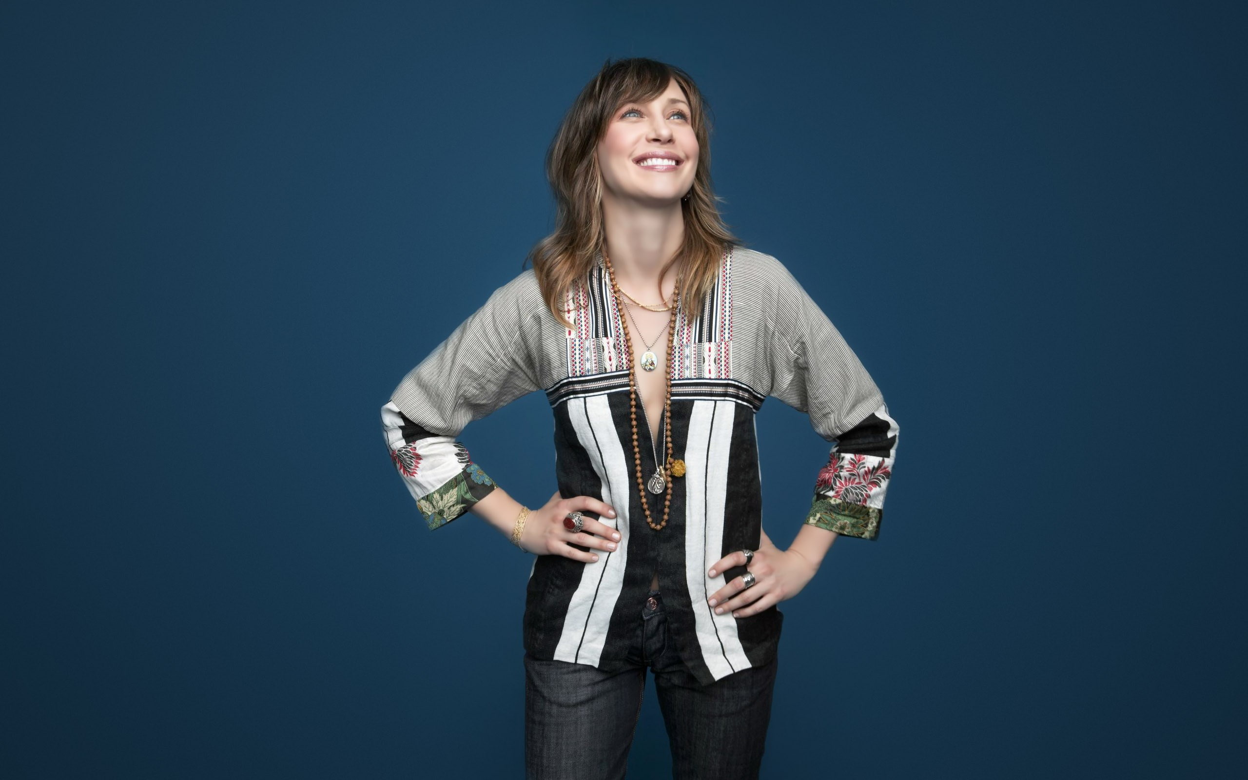 vera farmiga, one person, award, blue background, three quarter length, holding, studio shot, portrait, happiness, blue, trophy, hair, colored background, HD Wallpaper