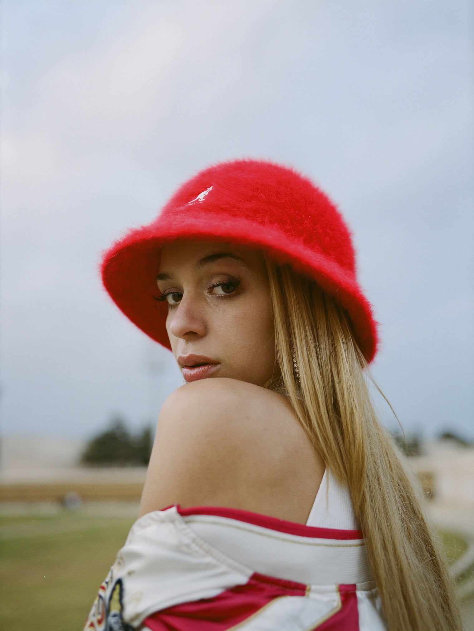 hat, long hair, young women, young adult, profile view, looking away, red, contemplation, lifestyles, looking over shoulder, headshot, day, focus on foreground, Phone HD Wallpaper