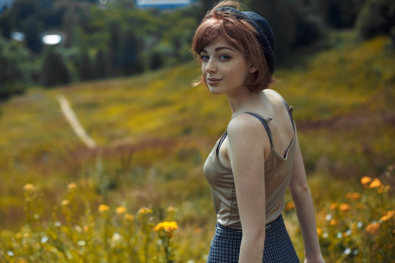 field, Mayya Giter, women outdoors, redhead, freckles, looking  over shoulder, women, hat, 720P, looking at viewer, HD Wallpaper
