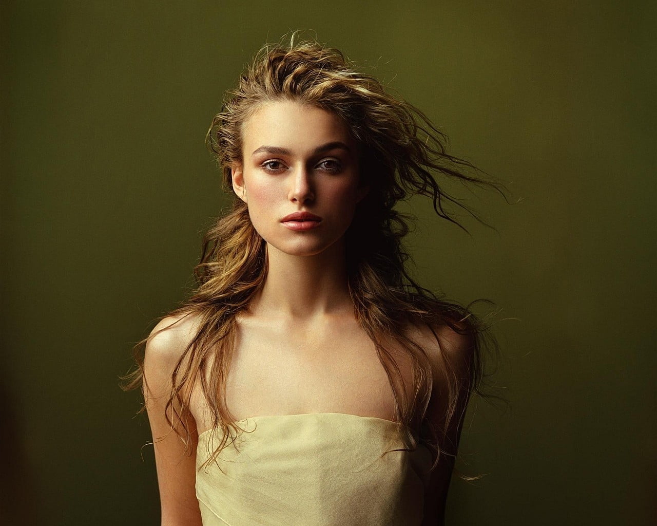 beautiful people, Keira Knightley, studio shot, one person, women, 720P, indoors, young adult, front view, brown hair, looking at camera, human hair, bare shoulders, HD Wallpaper